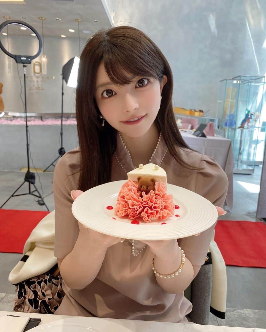 上原亜衣さんのインスタグラム写真 - (上原亜衣Instagram)「いつ見ても可愛い🥺💗 プレゼントのケーキは @louange_tokyo ✨✨  #louangetokyo  #louangetokyolemusee  #sweets  #映えスイーツ」4月20日 14時42分 - ai_uehara_ex