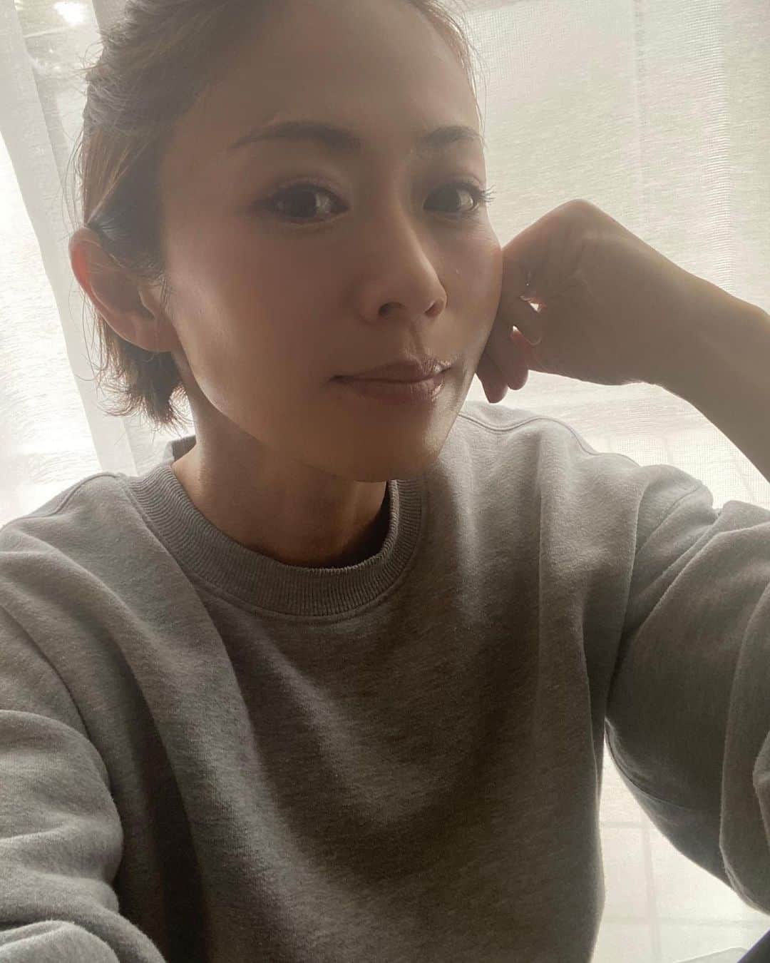 畑野ひろ子のインスタグラム：「今日は、朝から予定を勘違い😅💦 時間が空いたので朝から自分でストレッチ。昨年から少しずつ始めてるピラティス、合ってるのかも。腰痛の少ない姿勢を目指して✊ 時間があるからメイクも時間をかけてみた😂 @narscosmeticsjapan のリキッドとパウダー、すっごく好き。」