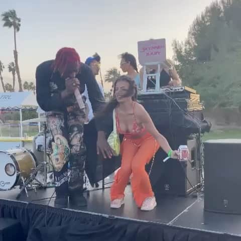 セオフィラス・ロンドンのインスタグラム：「Never lost a rap battle in my life c/o LA WEEKLY freestyle (Coachella edition) 🤫⭐️🌵🤷🏾‍♀️🔪®   @laweekly 420 wknd retreat LA THEO w his band  (3 piece w/ fries )  🍟🍗💕」