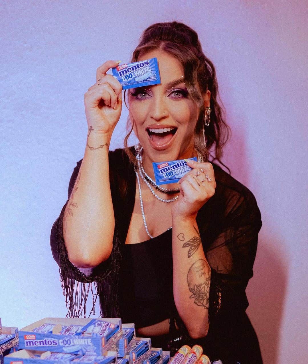 Bruna Unzuetaのインスタグラム：「Olha o que recebemos aqui para o Boopalooza em primeira mão: mais um lançamento de Mentos pra vocês! É o Mentos Cool White. Quer saber mais? Corre lá pros meus stories que eu dei 3 spoilers 😍 E corre também no Insta de @mentosbrasil, que em breve vamos contar para vocês todos os detalhes sobre essa novidade! #MentosCoolWhite e #DaUmRefresh   #publi」
