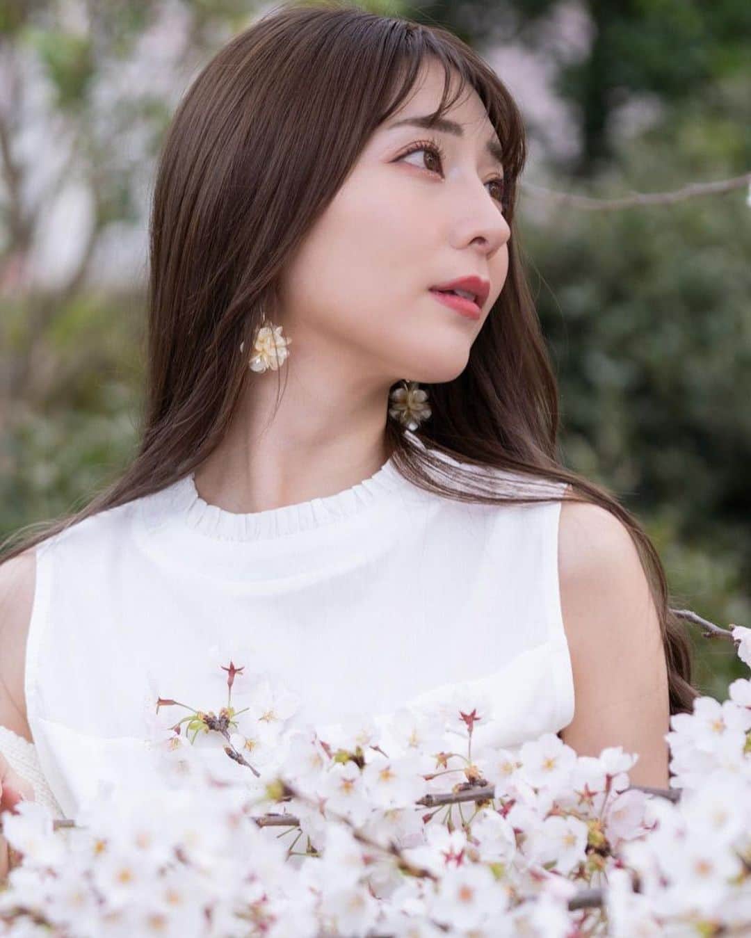 堀尾実咲のインスタグラム：「美肌の秘訣🤫  @salonvary_official で 水玉リフティング受けてきました💧🫧  施術が終わってお肌を触って驚き‼︎  モッチモチになってました🫧  乾燥が悩みだったので潤った自分のお肌に感動しました✨  サロンもきれいでベッドも寝心地が良いので施術中は深い眠りに...⭐︎  リラクゼーション効果もある癒しのひとときでした☺️  #水玉リフティング#salonvary#小顔#恵比寿エステ#ブライダルエステ#広尾#ハーブピーリング#スキンケア#最新美容#ニキビ#ニキビ跡#アンチエイジング#NMN #おすすめ美容 #おすすめエステ#ハイフ痩身#ハイフ」
