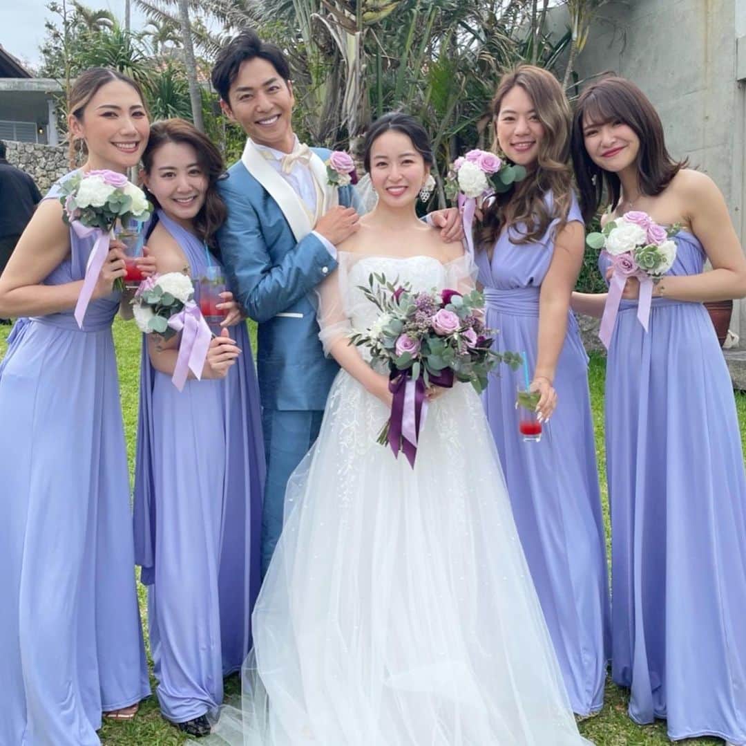 岩間恵のインスタグラム：「結婚式には絶対ブライズメイドを 立てたいと思っていて、頼むなら この４人にしようと数ヶ月前から考えていました💐  ブライズメイドのドレスも、 やっぱりガーデン挙式だからサラっとしたワンピースかな〜 それぞれ違う着こなしができるデザインが良いよな〜とか、いろいろ考える時間も楽しかった笑  みんなにサイズを聞いて、ドレスをプレゼントしました！ 本当に似合っていて惚れ惚れした  終始、式を盛り上げてくれて 会場全体を華やかにしてくれた４人🥰  思えば番組の撮影中もお互い励まし合って、ケラケラ笑ったり泣いたり苦楽を共にしたなとしみじみしてしまった  式後も遅くまでご飯して、翌朝7時からゴルフもして、 めっちゃ疲れたと思うのに次の日までずっと 付き合ってくれて感謝😂🤍💓  ありがとう これからもよろしく @noharu1021  @shiominniee  @tajiri_natsuki  @kagamiaoi_」