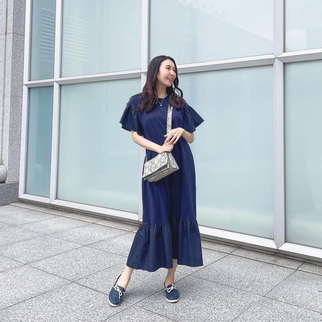 mimiのインスタグラム：「暖かくなると可愛くて楽なワンピース集めがち…🫢❤️  onepiece… @elfrank.official  bag… @idealofsweden  shoes… @colehaan   今年絶対に着たい 袖&裾の異素材ドッキングワンピはELFRANKの新作👗 着やすいTeeワンピにメリハリ異素材フリルがカジュアルになりすぎなくて可愛い🥺💗  エルフランク、お手頃だし可愛い☺️❣️ ・ #ELFRANK #エルフランク #ドッキングワンピース #異素材ドッキング #楽かわ #ワンピースコーデ #ロングワンピースコーデ #春コーデ #初夏コーデ #aラインワンピース #大人カジュアル #春服 #服好きな人と繋がりたい #おしゃれさんと繋がりたい #mimi服 #ootd #outfitoftheday #fashionista #japanesegirl #pr #coordinate #패션　#옷스타그램」