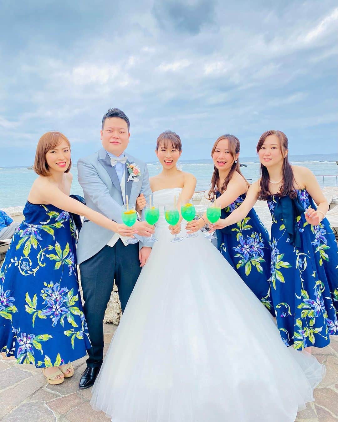 秋山希望のインスタグラム：「. 幼なじみの結婚式で沖縄に🌺  全てが素敵過ぎて笑いあり涙あり最高の結婚式でした 👰‍♀️🤵💕  これからもよろしくね✨  #沖縄 #リゾ婚 #最高 #幼なじみ #思い出たくさん #写真の時だけマスク外してます」