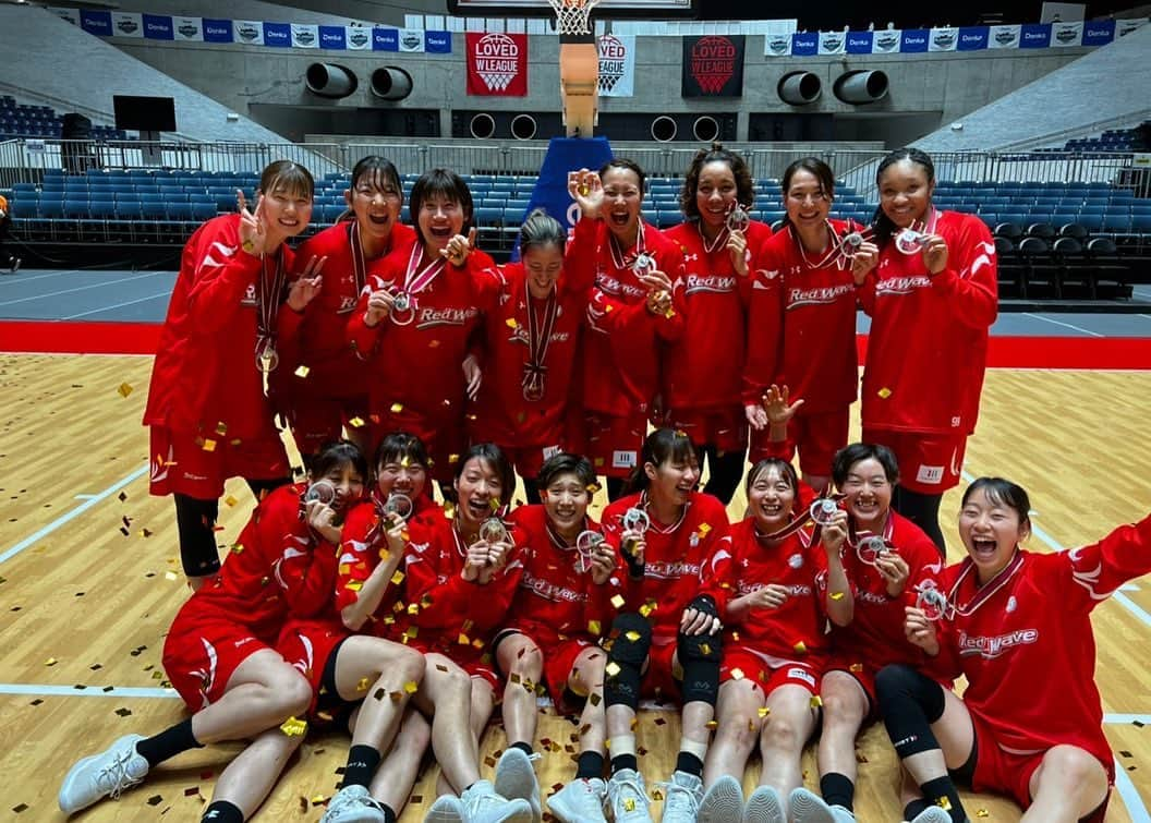 篠崎澪さんのインスタグラム写真 - (篠崎澪Instagram)「2021-2022 WLEAGUE 準優勝🥈 今シーズンもたくさん応援していただき ありがとうございました‼︎ ⁡ 結果は2位 もっともっとできたはず、 もっと富士通のバスケを見せたかった… すごく悔しいですし、 決して満足のいく結果ではありませんが 6年ぶりのFINALは最高に楽しかった‼︎ 7000人以上の観客の方の前で 最高な仲間と一緒にプレーができること、 選手にとってこんなに幸せなことはありません！ この1年間Wリーグを盛り上げてくださったファンの方々 本当に感謝しています！ ⁡ そしてどんな時もずっと私たちを信じて 応援してくださる富士通ファンの方々のおかげで またこの舞台で戦う姿を見せることができました‼︎ 本当にありがとうございます🙇‍♂️ これからも引き続きRedWaveの 応援をよろしくお願いします‼︎ ⁡ 最後になりますが、 今シーズンも難しい状況の中、 最後まで大会開催にご尽力いただいた大会関係者の方々、 感染対策にご協力してくださったファンの方々、 本当にありがとうございました！ 皆さまのおかげで私たちは最高の舞台で 最後まで試合をすることが出来ました‼︎  ありがとうございました🥹」4月20日 12時36分 - siiiiiiiii11