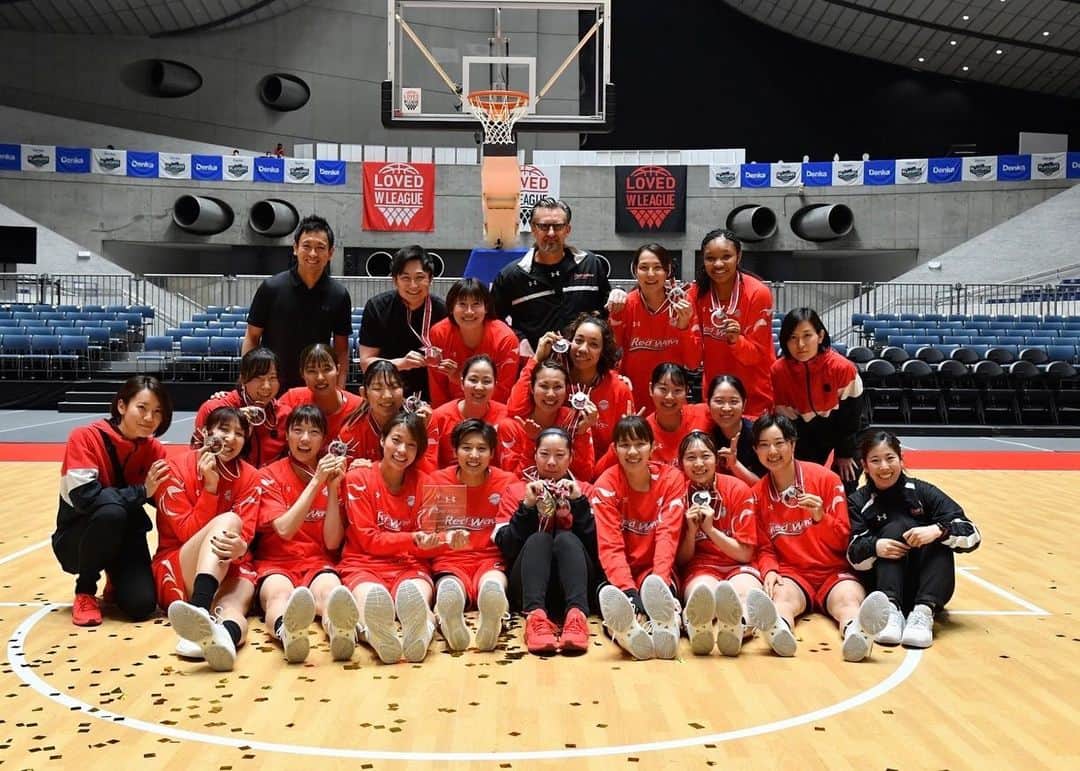 篠崎澪のインスタグラム：「2021-2022 WLEAGUE 準優勝🥈 今シーズンもたくさん応援していただき ありがとうございました‼︎ ⁡ 結果は2位 もっともっとできたはず、 もっと富士通のバスケを見せたかった… すごく悔しいですし、 決して満足のいく結果ではありませんが 6年ぶりのFINALは最高に楽しかった‼︎ 7000人以上の観客の方の前で 最高な仲間と一緒にプレーができること、 選手にとってこんなに幸せなことはありません！ この1年間Wリーグを盛り上げてくださったファンの方々 本当に感謝しています！ ⁡ そしてどんな時もずっと私たちを信じて 応援してくださる富士通ファンの方々のおかげで またこの舞台で戦う姿を見せることができました‼︎ 本当にありがとうございます🙇‍♂️ これからも引き続きRedWaveの 応援をよろしくお願いします‼︎ ⁡ 最後になりますが、 今シーズンも難しい状況の中、 最後まで大会開催にご尽力いただいた大会関係者の方々、 感染対策にご協力してくださったファンの方々、 本当にありがとうございました！ 皆さまのおかげで私たちは最高の舞台で 最後まで試合をすることが出来ました‼︎  ありがとうございました🥹」
