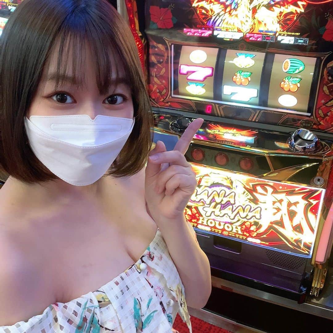 のインスタグラム：「昨日は愛知県弥富市の大型店舗さまに来店させていただきました😊❤️ たくさんのかたにお会いできてお力いただきました❣️  インスタみて来てくれた方もいて嬉しかった〜！！！  また愛知に来てね！って声に早く答えられたらいいなぁ💭 また愛知にこれますように♪  #グラビアアイドル #gravureidol #gravure #instagravure #インスタグラビア #和地つかさ #instagood  # #ポートレート  #film #filmcamera #instagood #フィルムカメラ #撮影 #portrait #idol #makeup  #shorthair #ショートヘア #ボブ #パチンコ #パチスロ #来店 #パチンコ来店 #アツ姫 #アツ姫来店 #花花 #愛知県 ＃名古屋」
