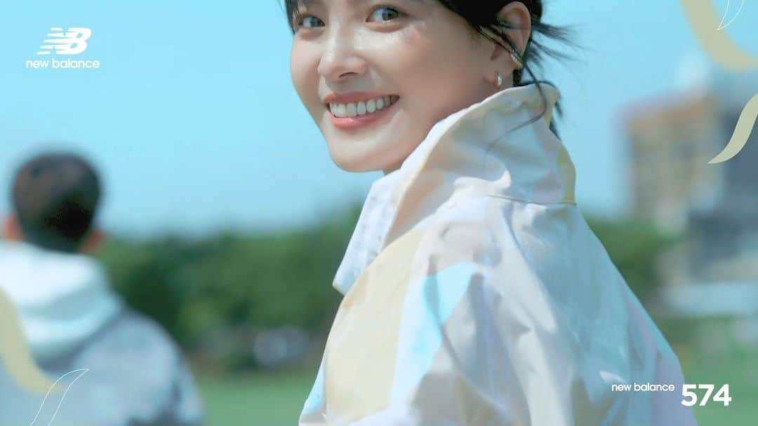 吳子霏（Ellen Wu）のインスタグラム：「⁡ 以前不愛走路，是個標準的去超商都要騎車的台南人，直到來台北生活，改變了這個習慣。 ⁡ 然後就發現走路其實很好玩，有時候我們可以選擇待在自己的世界，不斷地與好幾個自我對話；有時候可以與周遭環境有所連結，走在常經過的道路上，發現不曾留意的好吃牛肉麵，或是一棵美麗的大樹，為此而停留下來乘涼。 ⁡ 想起演員河正宇在《走路的人》一書中，透過走路而領悟到的驚喜：「每個人的步伐不同，而世上沒有錯誤的路，有的只是稍微遲來與崎嶇的路而已。」 ⁡ 我覺得他說得很好，寫到心裡，所以我也想跟大家分享，只要在這條路上，我們踏著屬於自己的步伐，把每一步當成旅行，走得踏實，我們將感到平衡自在。 ⁡ 把這些心得，融入在這次 New Balance 的穿搭之中，除了最舒適經典的 #574，還有體現當道復古未來的 #XC-72，一起穿上原生自然系鞋履，在不曾留意的生活中，找回日常裡的感動。 ⁡ #newbalance #nb574 #xc72 #生活步旅 #abetterbalance」