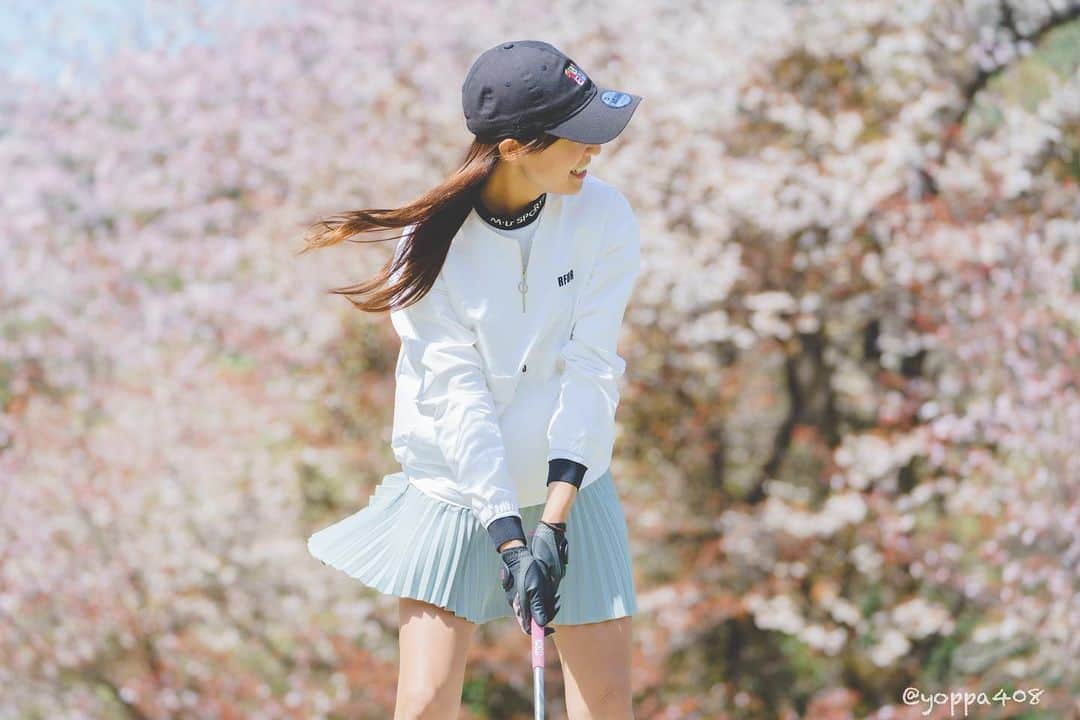 高沢奈苗さんのインスタグラム写真 - (高沢奈苗Instagram)「. お花見ゴルフ🌸🌸🌸  4月前半頃🤳 栃木の方だからまだ咲いてて良かった😆✨  お天気も良くてメンバーも最高のゴルフでした⛳️🌈💓  .  wear @raffiuro_japan 💚  .  📸 @yoppa408  #golf #golffashion #raffiuro_japan #neweragolf #ラフィユーロ #ゴルフ女子 #春ゴルフ #お花見ゴルフ #ニューエラ」4月20日 13時03分 - nanaetakasawa