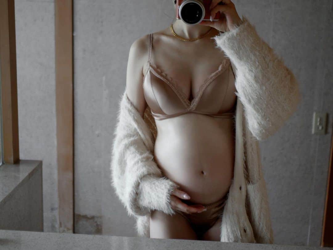 仲村美香さんのインスタグラム写真 - (仲村美香Instagram)「26週目に入って 急にお腹が大きくなった😂🌸　 くびれが無くなりました。涙 色んな体制がきつくなってきたけど まだあと3倍ぐらい大きくなるんだよな… もうパンパンだけど人間の身体って凄い。笑 ・ ・ ・ ・ #マタニティーフォト #maternityphotography #maternity#妊婦#7ヶ月#26週目#26w#妊娠中期#産前旅行」4月20日 13時23分 - mikapu0519