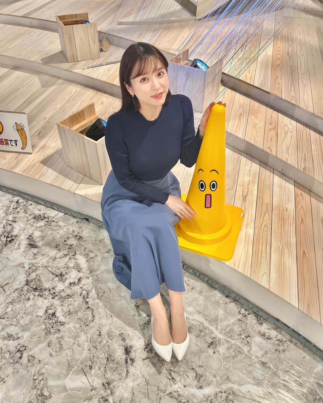 角谷暁子のインスタグラム：「WBSのスタジオにいる、コーンです⚠️ 明日も夜10時からご覧ください。 #wbs」