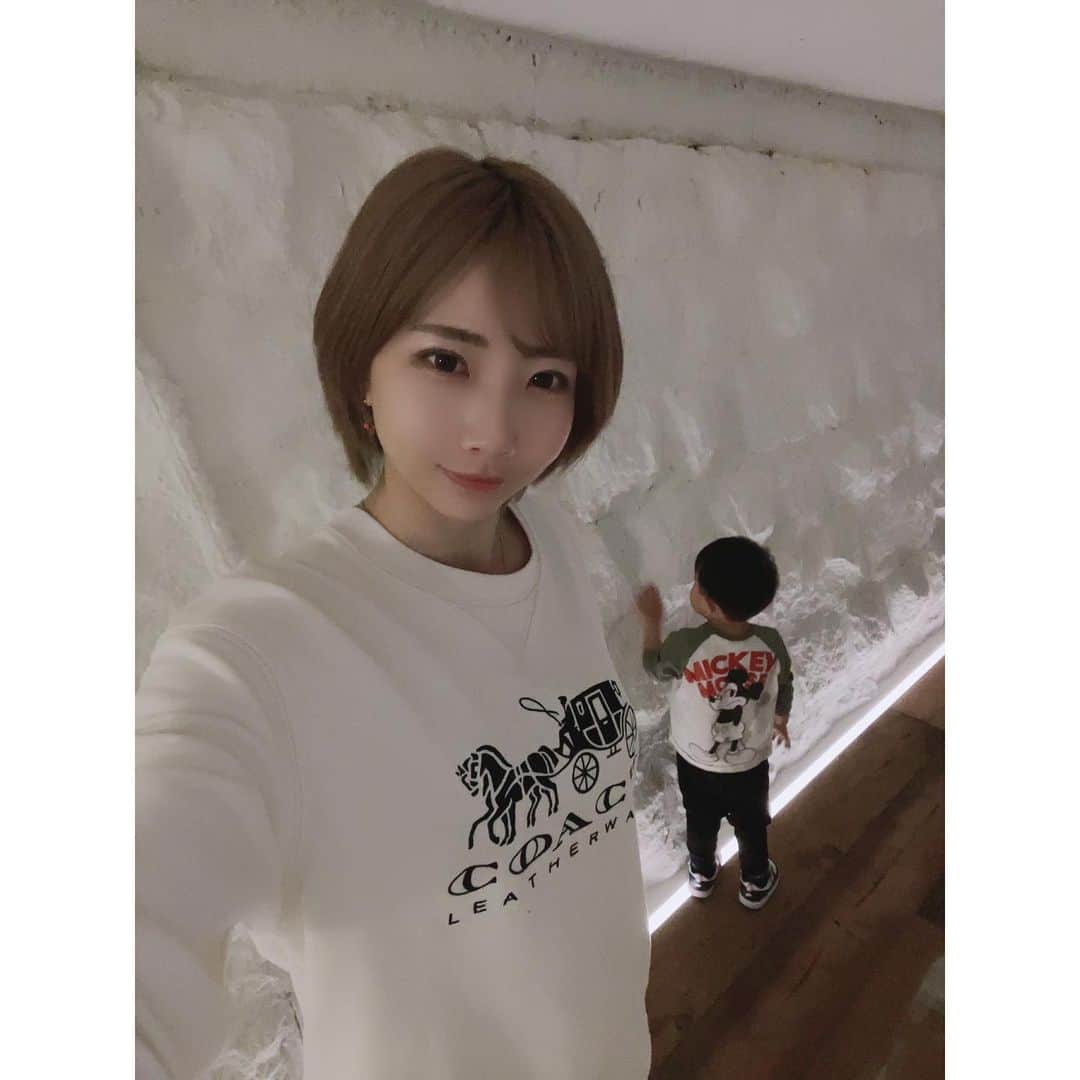 村本れいのインスタグラム：「⁡ とても素敵な焼肉屋さん 美味しいし雰囲気も好き♫ ⁡ フロントの大きなお兄さんにたくさん遊んでもらいました ⁡ お料理の写真一個もない← お腹減りすぎてて全部食べちゃった💓 ⁡ ⁡ ⁡ #恵比寿焼肉 #個室焼肉 #子連れ焼肉 #お肉とご飯」