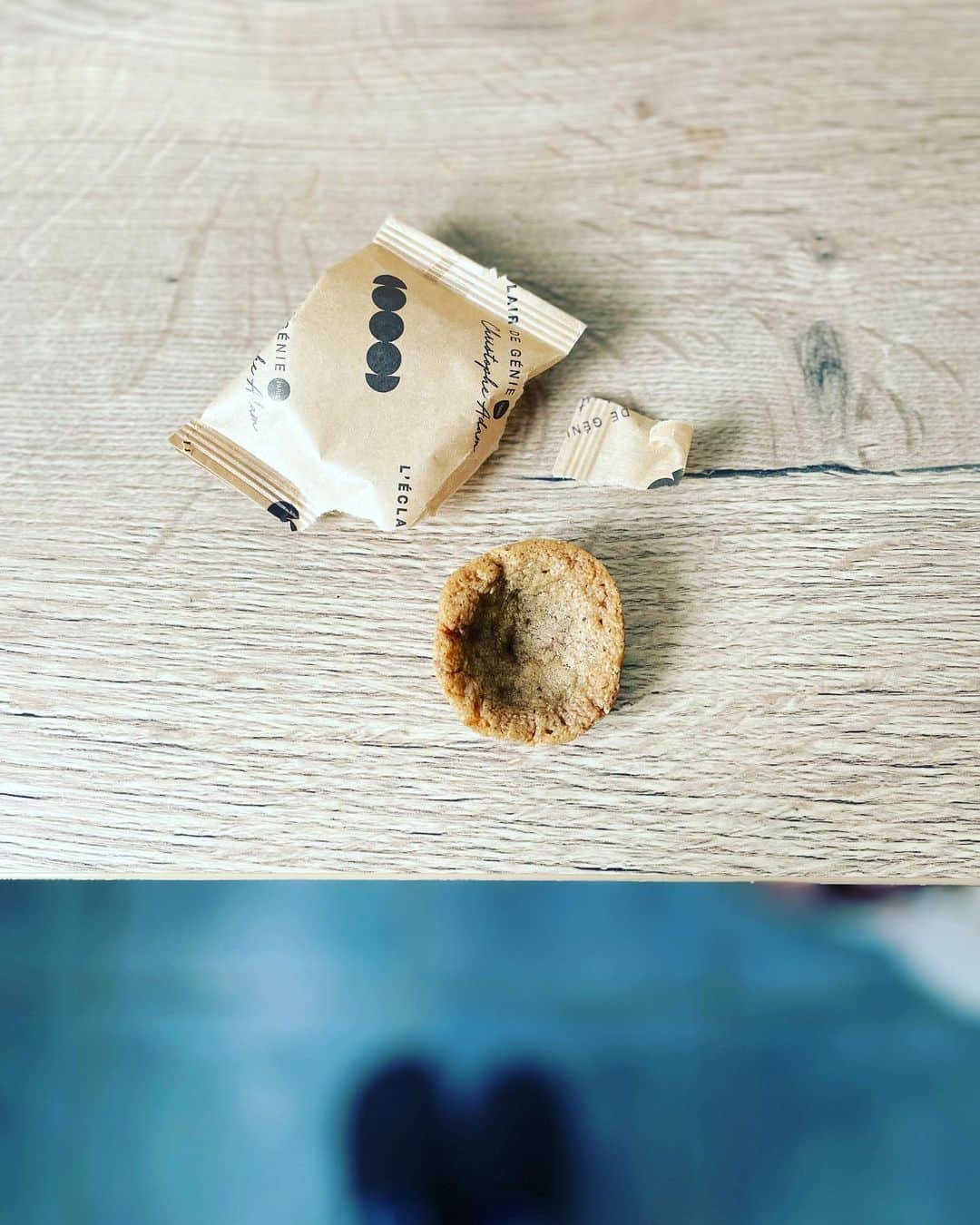 のインスタグラム：「今日もカンヅメかぁ……しかも下のケータイ電話屋が期限をひとつも守らずに長々と内装工事している騒音がすごい。  よっぽど怒鳴り込もうかと考えるも、ぐっと堪えて組合経由で苦情を申し立て…(*✧×✧*)などと周到に考えている私も、もう立派なパリジェンヌか？  いやぁ、デタラメですよ。フランスの工事現場。日本と比べたらギャグみたい。  気を取り直して頂く今日のお八つは、クリストフ・アダン先生率いる @leclairdegenieofficiel とモノプリコラボの塩キャラメルミルクチョコのミニ・クッキー。先日、かわいい猫ジャケのタブレットショコラご紹介したの覚えてる？　あのプロデューサーと同じアダン氏。  一言で申し上げるなら「フランスのカントリーマアム」。噛み締めたときのもっちり感が似てる。なんだかわからないけど凝縮した美味しさが、舌の奥から押し寄せてくる感じ。しかもグルテンフリー👀✨  〝スーパーで見つけるスーパーシェフコラボもの〟探しが楽しい昨今です。  #猫沢銘品àparis  #猫パリ　#猫沢エミのインターナショナル五十路ライフシフト  #猫沢エミリーパリへ行く」