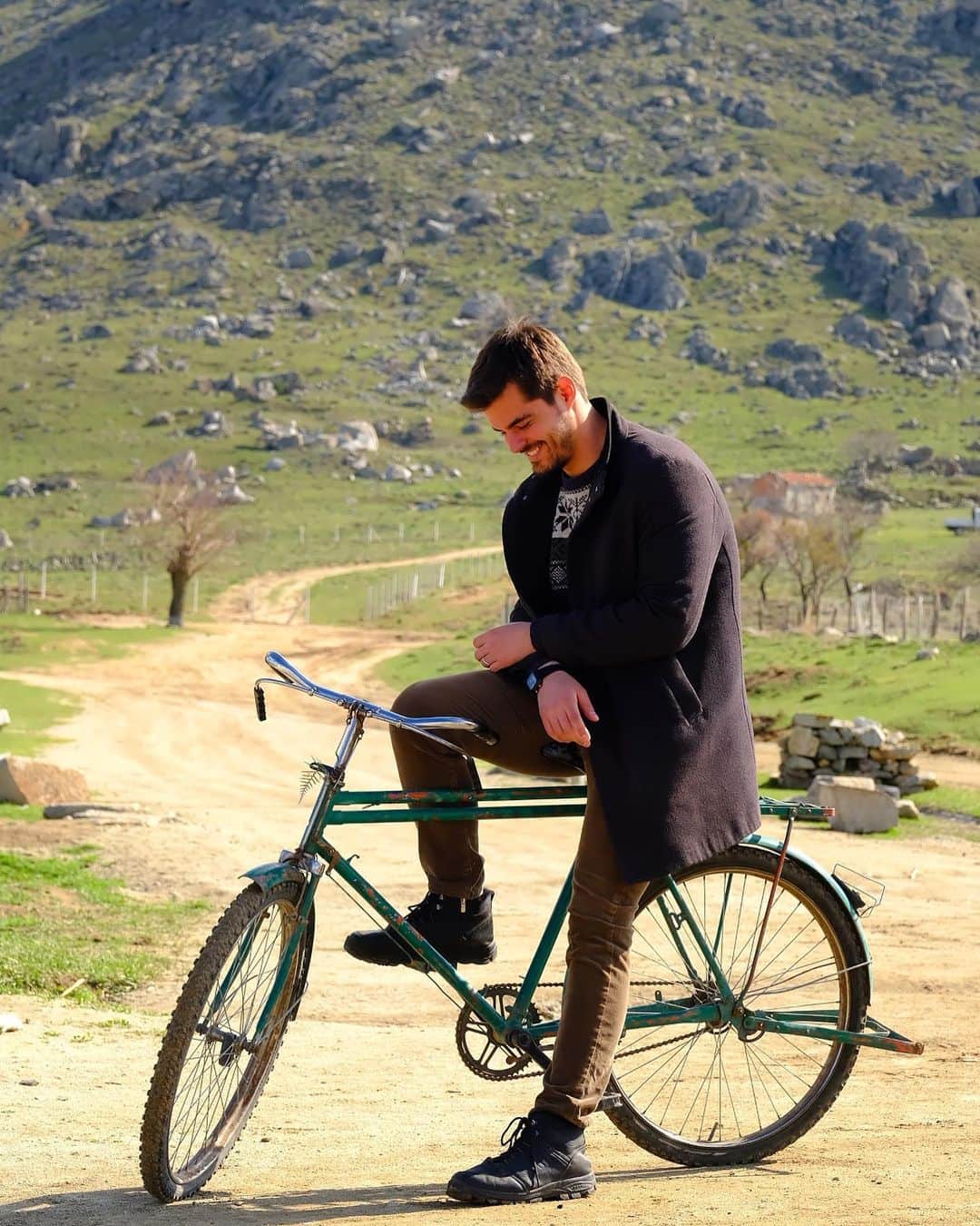 Berk Atanのインスタグラム：「Arkada Gönül Dağımız, altımızda emekteramız, aklımızda tatil… 😁」