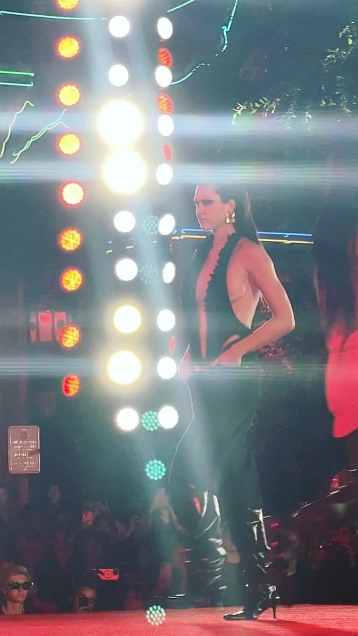 リサ・リナのインスタグラム：「AMELIA GRAY WALKING WANG LAST NIGHT!!!   @ameliagray X @alexanderwangny」