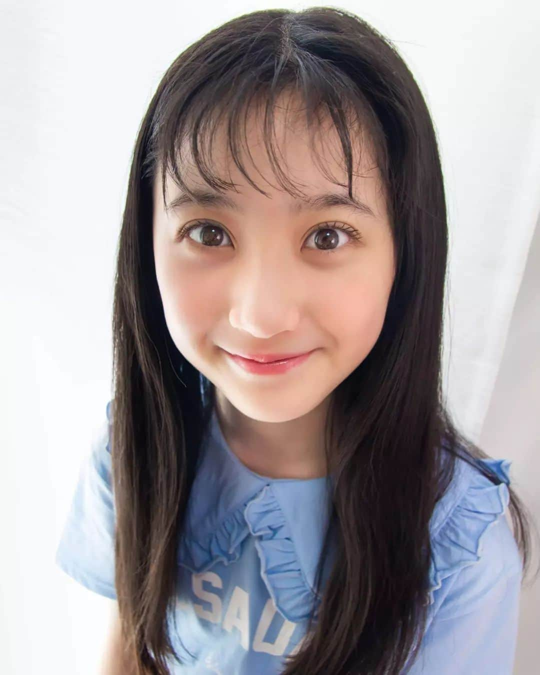 出井愛華のインスタグラム：「アイカ11歳になりました〜🎂 #小学5年生   「小指」のことをずっと 「こやゆび」と 言ってたアイカも いつの間にか 小指と言うようになって  いつの間にか 二十歳までの折返し地点を 過ぎたんですね  この顔は ボタン押すとびよよよ〜んって飛び出て驚かすおもちゃを手に持ってて 「押すなよ！絶対に押すなよ！www（フラグ）」 と言われて この後押す顔です🤣  149cm/150着用 #バイラビインスタガール AIKA  Tops, Bottoms, Socks, Shoes #byLOVEiT #バイラビット #バイラビ @byloveit_official @narumiyaonline_official #ナルミヤ #ナルミヤインターナショナル #ナルミヤオンライン #バイラビコーデ  #新5年生 #5年生 #新学期  #春 #桜 #春コーデ #新学期コーデ #小学生 #小学生コーデ #通学コーデ #おでかけコーデ #キッズモデル #小学生モデル #子役 #キッズブランド #キッズファッション #キッズコーデ #セミロング #セーラーカラー #フリルカラー #ビッグカラー」