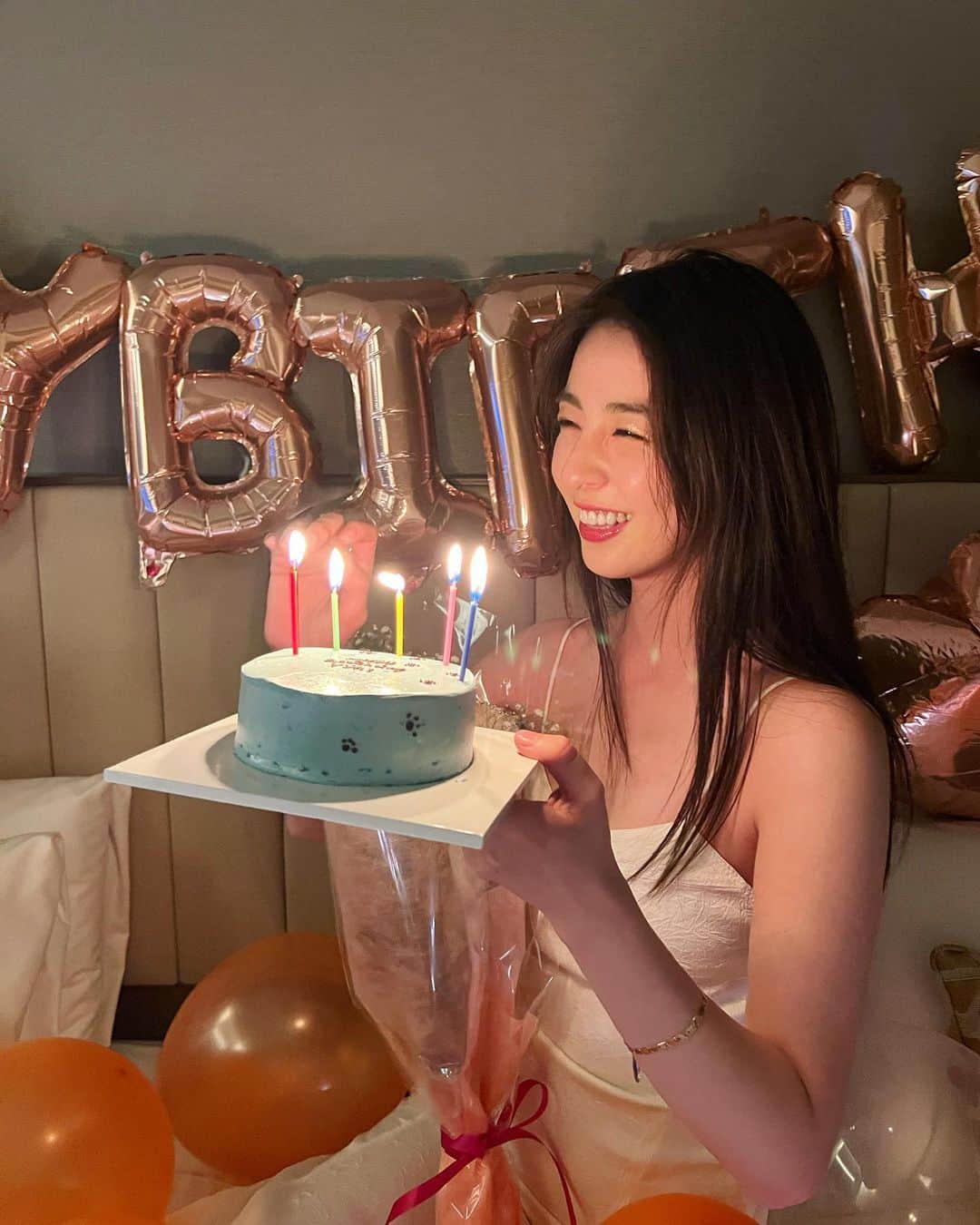 のインスタグラム：「My Happy Birthday.  16歳からの付き合いになる 親友が大阪から駆けつけてくれて、 2人で誕生日を過ごしました。  去年も一緒に過ごしてもらったので、2年連続！！  プラネタリウムに行ったりしながら、 存分に楽しませてもらったのに、 最後にはサプライズまでしてもらって「一生忘れないだろうなぁ」と、嬉しくて仕方ない顔をして、喜んだ思い出を残します。  風船を一人で膨らまして何時間も準備をしてくれた親友の姿を想像して泣きそうでした。  そして、沢山のメッセージ、 ありがとうございます！  家族や親友、応援してくれる方達の存在に 感謝する1日になりました。。  アラサーになってから、 新たなチャレンジを始めたりする スロースタートな人間ですが、、(笑) これからもよろしくお願い致します。  Thank you.」