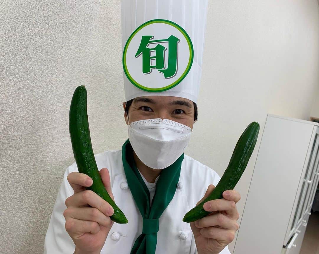 濱田隼のインスタグラム：「あすの #ドデスカ は #旬感めし 。 #愛知県 #安城市 の #きゅうり です。  「三河みどり」は 水分が多く、さわやかな味わいが特徴のきゅうりです。  絶品レシピもご紹介します^_^  #うましゅーん #ドデスカ」