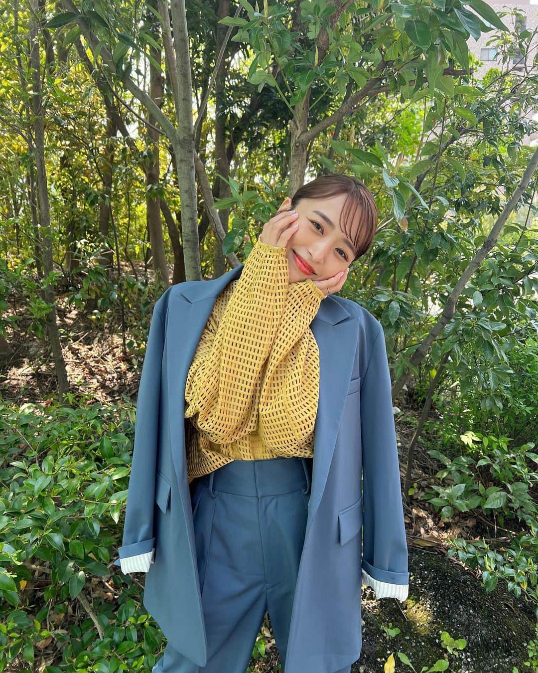 近藤千尋のインスタグラム：「にんまり☺️☺️☺️☺️  今週土曜、 #花咲かタイムズ  ファッションコーナー是非見てね📺💕 今日撮りたてホヤホヤのVTRでます！笑♥️  ウェア @miesrohe_  アクセサリー @e.m.portrait  ヘアカラーちょっと暗くしたんだぁ🥹 気付いた人ー？笑😍」