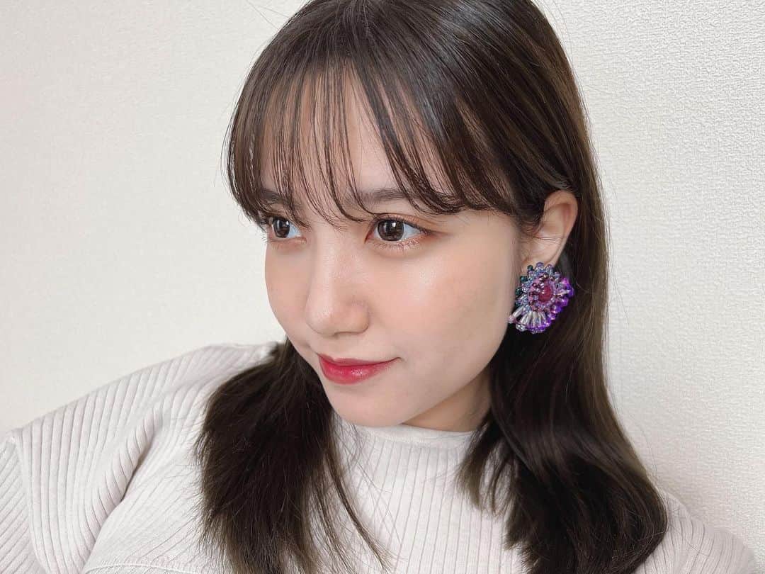 加藤玲奈のインスタグラム：「仲良しのスタイリストさんのお友達さんから可愛いすぎるピアスをいただきました💜 ハンドメイドなんだって🫢✨ 可愛すぎて可愛いすぎて💓  アクセサリーってテンション上がるよね☺️」