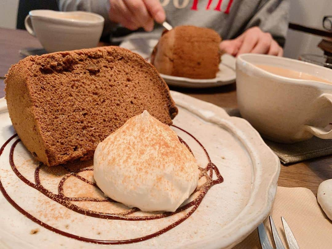 奥山レイカさんのインスタグラム写真 - (奥山レイカInstagram)「エスプレッソシフォンケーキとチャイ ふわふわででもしっとりしてて 大きいけど飽きずに美味しく食べられる！ お皿もかわいくて癒されました…  #阿佐ヶ谷カフェ #おさんぽ #雨の日の過ごし方 #うつわ好き #シフォンケーキ #チャイ」4月20日 17時02分 - rks631