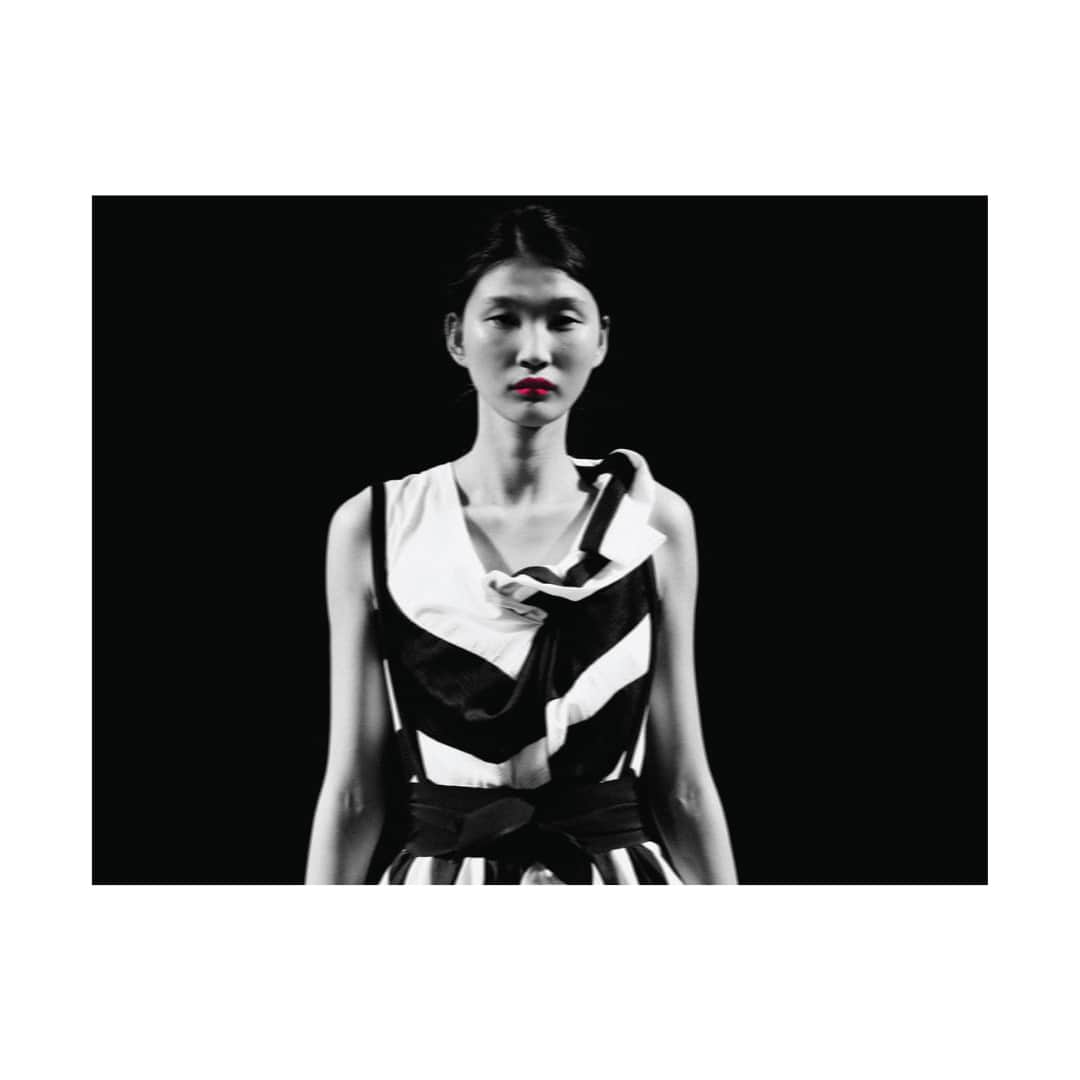 ティムヴァンスティーンバーゲンのインスタグラム：「This summer we go back into the Tim Van Steenbergen archive, with focus on beauty, black & white and red accents. Throwback to the campaign for the collection spring summer 2011, “La Jardinière”, defilé at Bataclan Paris.⁣ ⁣ Styling: Benoit Betume⁣ Photography: Etienne Tordoir」