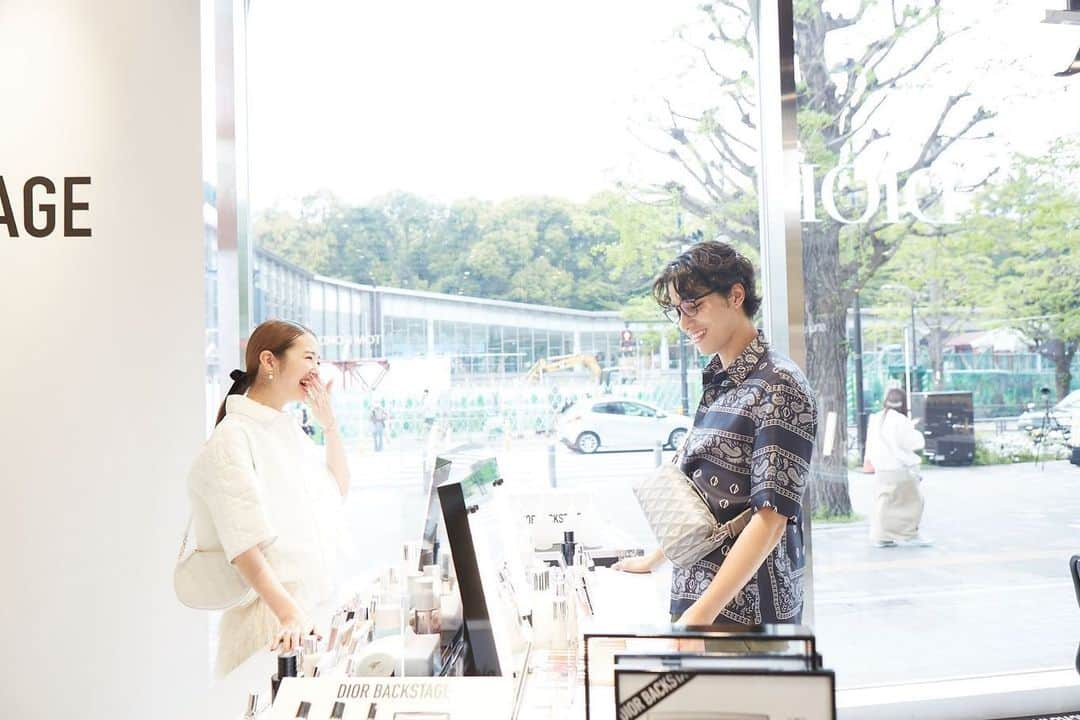 横田真悠さんのインスタグラム写真 - (横田真悠Instagram)「4月20日~26日まで@cosme TOKYOと@cosme SHOPPINGにて開催される ディオール期間限定イベント 「DIOR BACKSTAGE MAKEUP EVENT」にけみおくんと遊びに行ってきました♡  イベントでは新発売するバックステージ コンシーラーがいち早く登場していたり、 メイクショーやLIVE配信を実施、製品への刻印サービスなどが楽しめるみたいです🦢  メイクが楽しめる空間で久しぶりにけみおくんにお会いできて嬉しかったなあ♡♡♡  皆さまも是非！  @diorbeauty @dior #ディオールバックステージ #バックステージコンシーラー」4月20日 18時19分 - yokota_mayuu