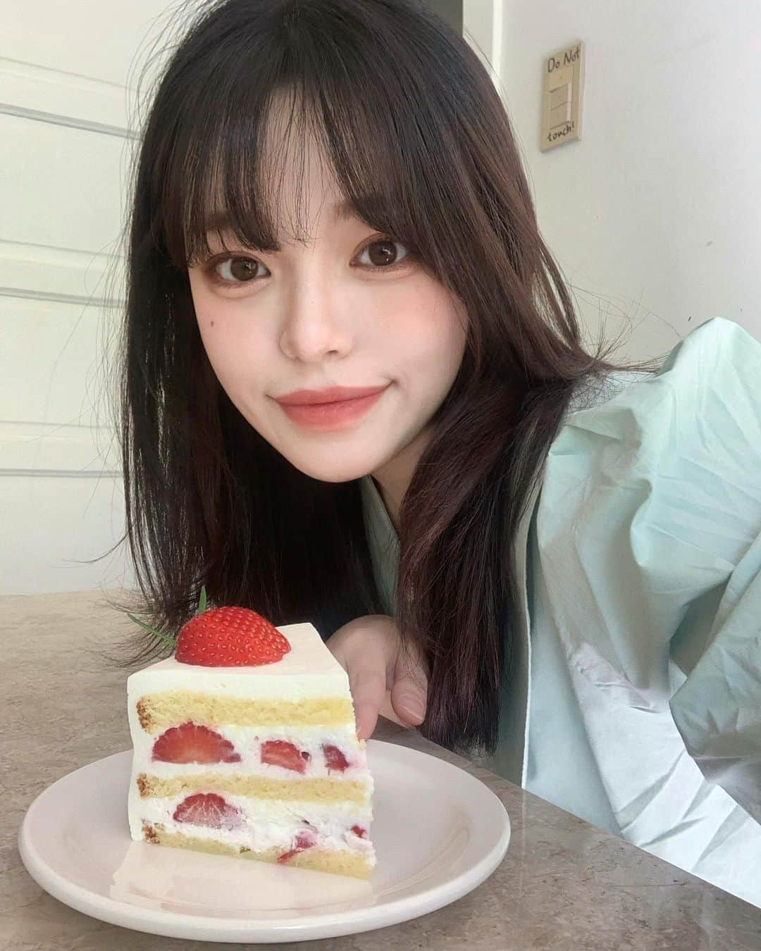 ウィ・ソンヒさんのインスタグラム写真 - (ウィ・ソンヒInstagram)「🍰🍓  어제 경락 받구 셀카 왕창 찍었다..❤️ 관리 받구 오면 사진 잘 나와서 기분 조아   #김해경락 #김해피부관리 @_loveshun」4月20日 18時17分 - _seong_hee