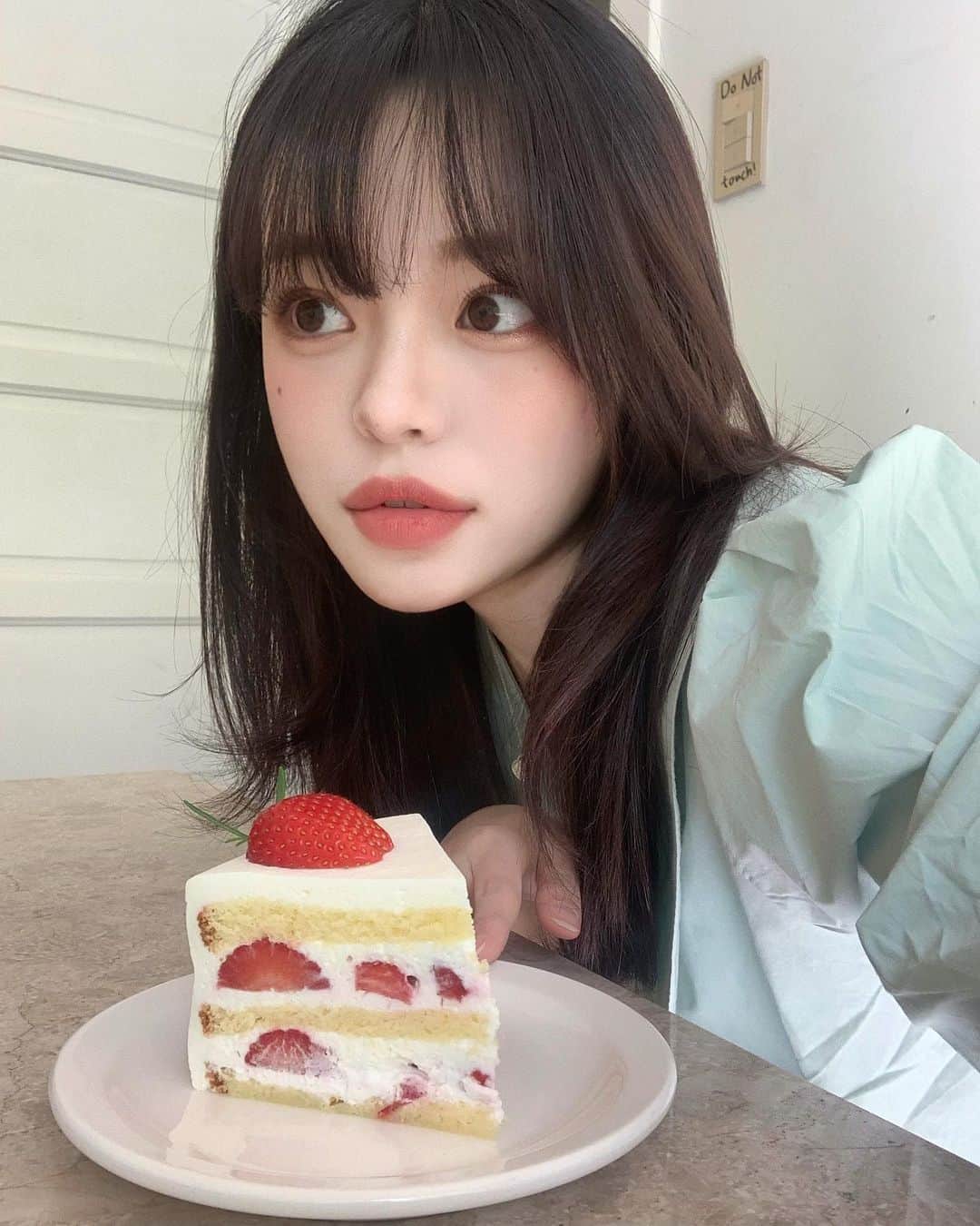 ウィ・ソンヒさんのインスタグラム写真 - (ウィ・ソンヒInstagram)「🍰🍓  어제 경락 받구 셀카 왕창 찍었다..❤️ 관리 받구 오면 사진 잘 나와서 기분 조아   #김해경락 #김해피부관리 @_loveshun」4月20日 18時17分 - _seong_hee