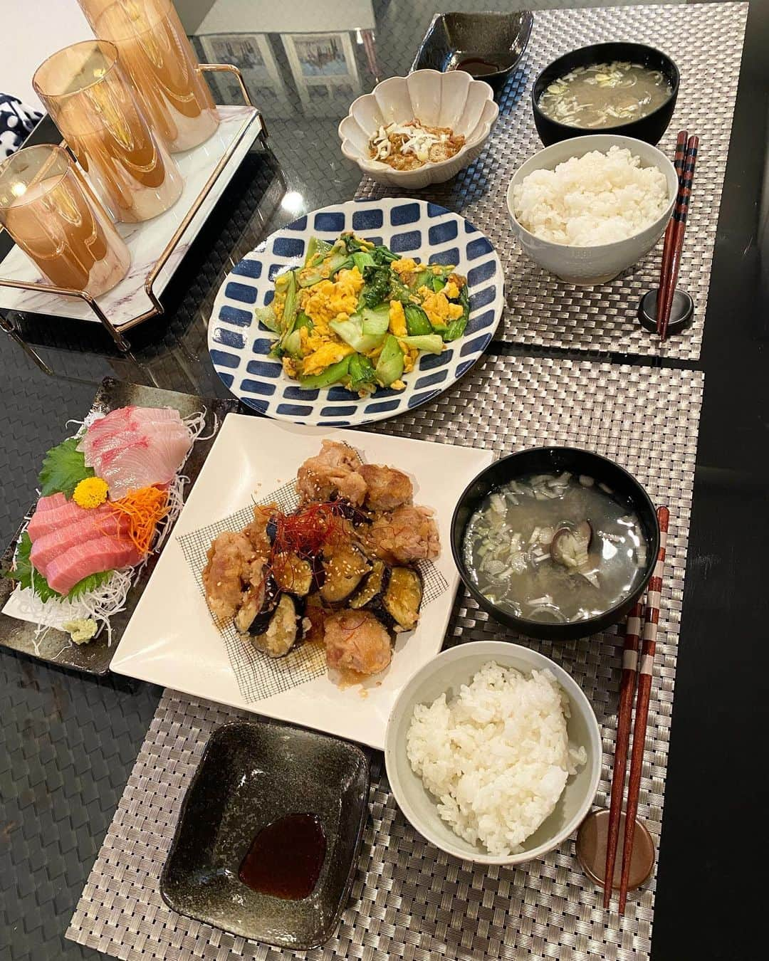 矢部美穂さんのインスタグラム写真 - (矢部美穂Instagram)「今夜はこんな感じの夕食🥢 茄子と豚こまの甘辛みぞれ煮大、青梗菜とたまごの炒め、お刺身、納豆、しじみの味噌汁、白米🍚  ちょっと味付けがイマイチなのもあり、これまた勉強です😊  #夕食 #おうちごはん #炒めもの #40代  #矢部美穂」4月20日 18時29分 - miho.yabe.0607