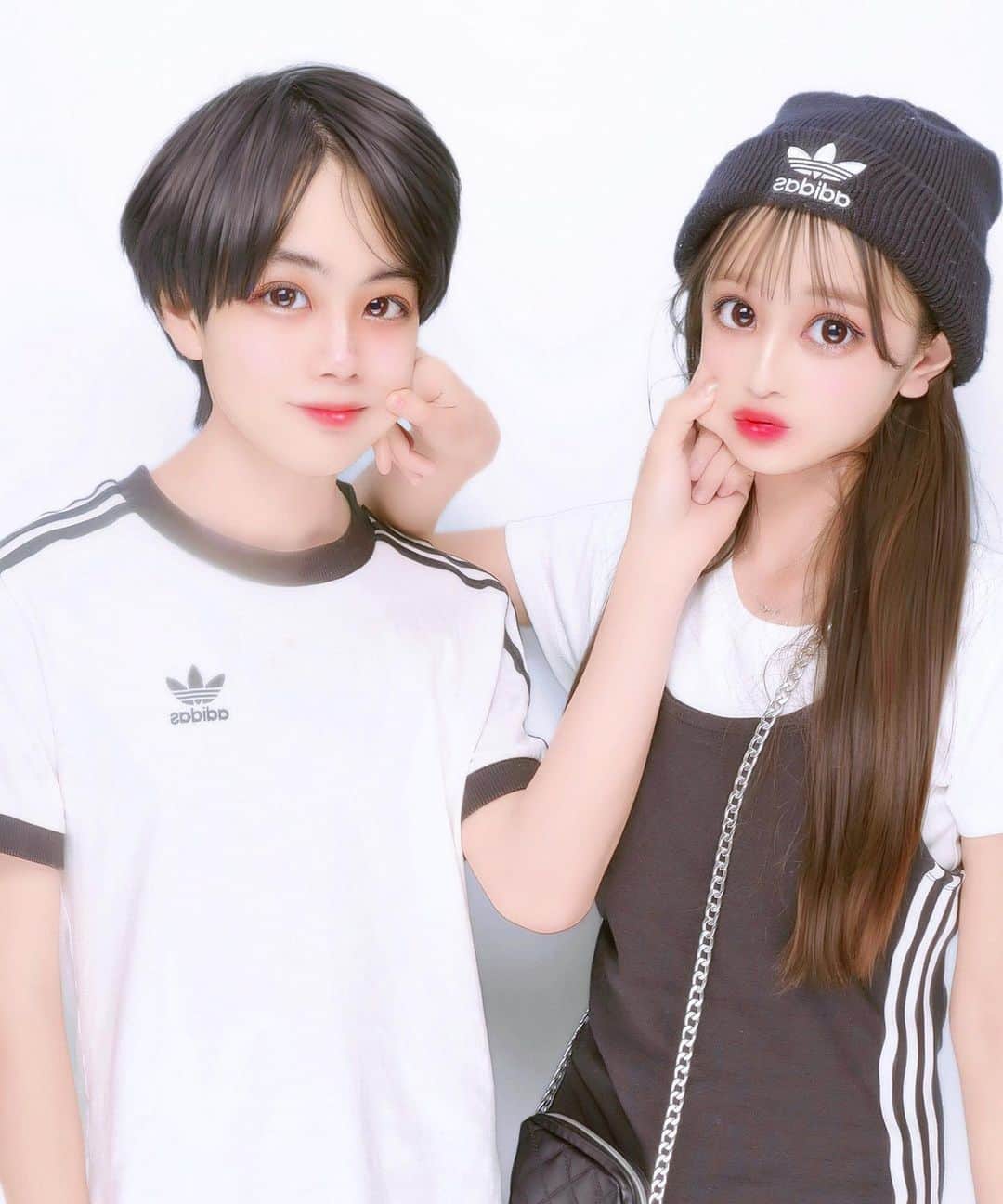 みゆはくのインスタグラム：「. チャンネル登録10万人ありがとうございます♡ ずっと夢だった10万人♡ 右の子は昨日10万いった瞬間号泣してました♡ これからもよろしくお願いします♡ #instagram #instagood #instalike #instalove #adidas #ぷりんと倶楽部 #プリクラ #ぷりくらぽーず #ぷりくら #みゆはく #love」