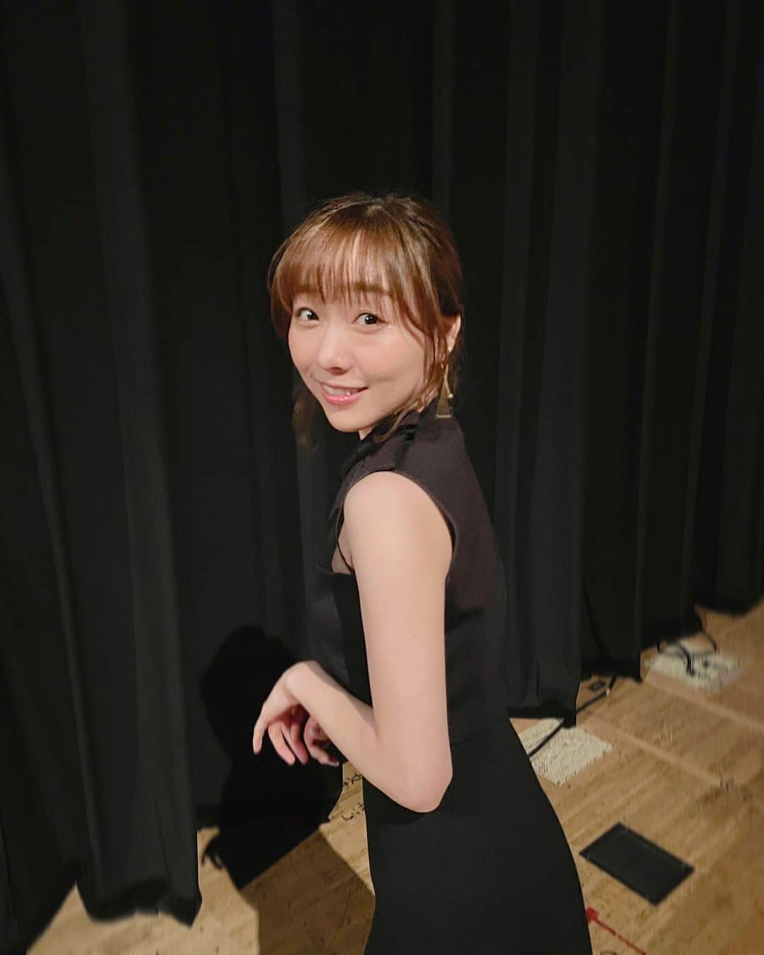 須田亜香里さんのインスタグラム写真 - (須田亜香里Instagram)「ちょっといいドレスを着ている私🙊💓  先週と今週、企業さんのインナーイベントのゲストMCをつとめさせていただきました🎤 こういったお仕事は初めてで、しかもとても華やかなステージだったので緊張しましたが、魅力的な皆様からたくさんの刺激を受ける貴重な時間を過ごしました☺️  お洋服はなかなか着る機会が少なかった自前のドレス。 どっちもお気に入り！」4月20日 18時35分 - akarisuda