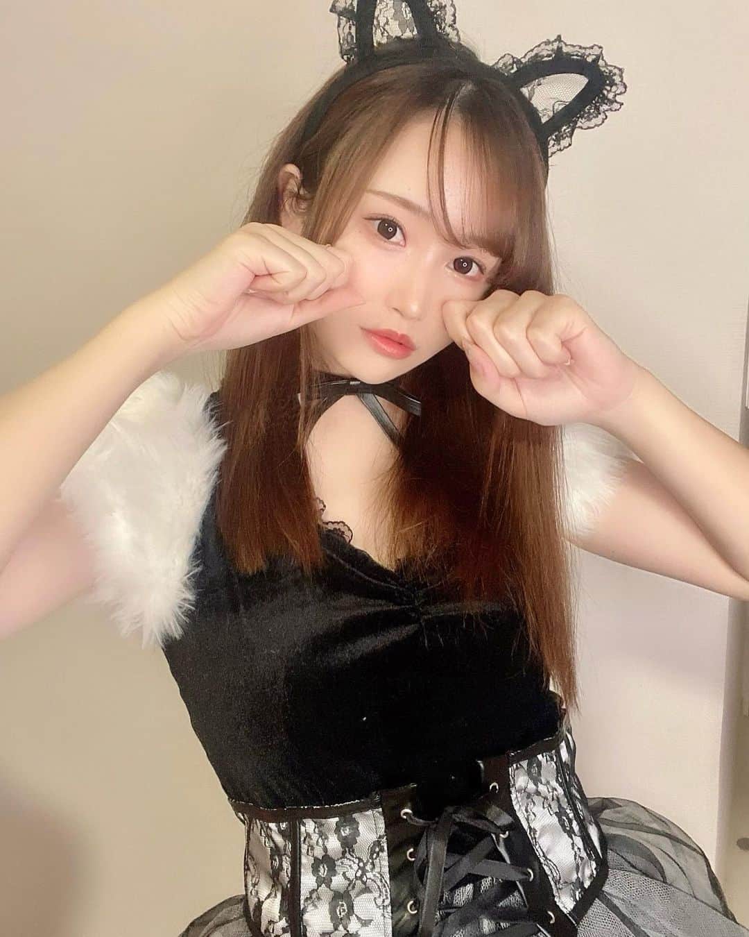 のインスタグラム：「🐶🍯 . 昨日は17始めて 22ヶ月記念日でした💕🎂🎉 . . いろいろ着てきたけど このネコ特にお気に入り🐱🖤 . . #コスプレ#猫コスプレ #イチナナライバー#イチナナ#ライバー#ライブ配信#配信者#tiktok#癒し系女子#ビジョビ#ビジョビジョ#ぷーちゃん#撮影モデル#サロンモデル#モデル#大阪サロンモデル#関西モデル#関西サロモ#関西サロンモデル#フリーモデル#関西フリーモデル#撮影依頼受付中#撮影依頼募集中」