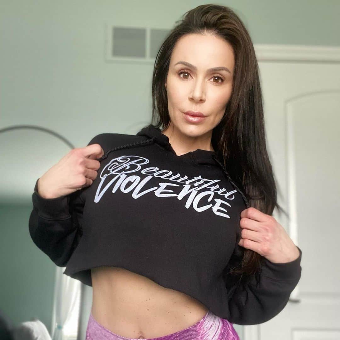 Kendra Lustさんのインスタグラム写真 - (Kendra LustInstagram)「Thank you @karatehottiemma for the merch.  #beautifulviolence that u & all the ladies in #mma do. You’re a badass and a mom & beautiful #wcw  go to her account to pick up her cool merch & her i love hot moms shirt 😜」4月21日 0時32分 - kendralust