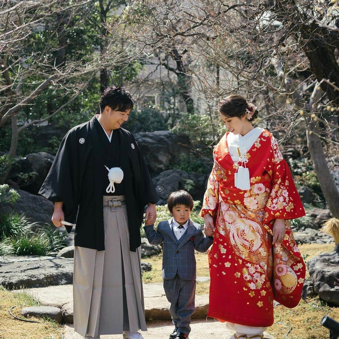 ウェディングプロデュース ラリアンスのインスタグラム：「湯島天満宮での撮影📸✨   3月中旬に湯島天満宮で写真撮影を お手伝いさせていただいたお客様を ご紹介します！   ハートツリーウェディングでは お子様連れでのお写真撮影も大歓迎です✨ プロのカメラマン📷が お2人とお子様の笑顔の瞬間をねらってお写真を撮っていきます👶🤍   気になる方は是非ハートツリーウェディングへ お問合せくださいませ   ▷YouTubeも更新中です ぜひプロフィール欄よりチェックしてみてね　     #神社結婚式#神社結婚式jp#ハートツリーウェディング#和婚をもっと盛り上げたい#プレ花嫁さんと繋がりたい#ハートツリー花嫁#おしゃれ花嫁#プレ花嫁#結婚式場探し#結婚式準備#2022春婚#2022夏婚#式場見学#神楽坂結婚式#少人数結婚式 #卒花嫁#スナップ撮影#プレ花嫁#前撮り #写真撮影#色打ち掛け#和装#湯島天満宮 #神社#和庭園」