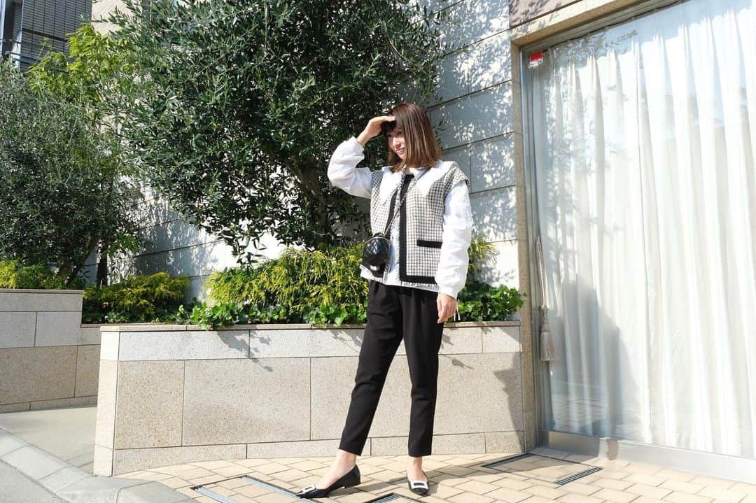 のインスタグラム：「coordinate🦓 @laulea.kurakuen のシャツに @na.e_official のツイードベストを合わせたよ。 #ラウレア苦楽園#シャツコーデ#RogerVivier#ツイードベスト#ツイードジャケット #chanelbag」