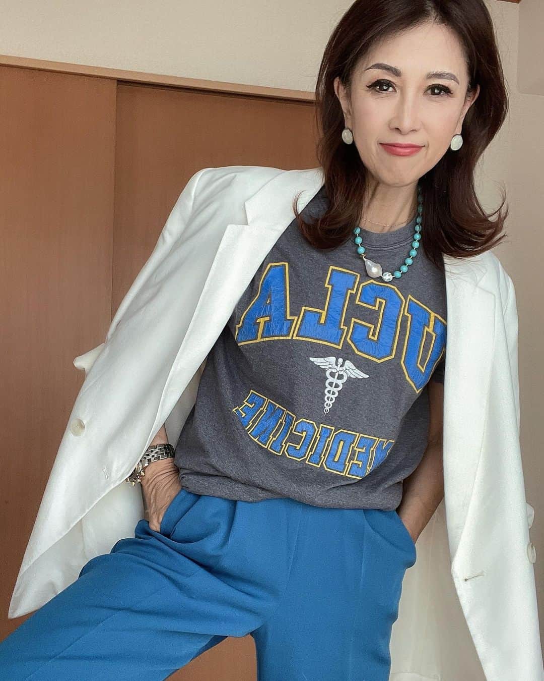 のインスタグラム：「😮‍💨 😮‍💨 😮‍💨 ビンテージTシャツは 綺麗目に。 ジャケットの下に 着れば 仕事にも💖🙋‍♀️  仕事で ビンテージを 着る時は、 アクセサリーや時計は ジャンクじゃないものに します🙂  意味はない🤍  さて。　  ストレス解消を したいけど なにがストレス解消に なるかが もはやわからない。  買い物じゃなかったし 筋トレじゃない 食べ物じゃなかったし 音楽じゃない だって 全部日々やっている、、  ん？ めちゃくちゃ楽しんでる だけか😩😩  笑笑  分厚い毎日😂  幸せじゃん me😱🙆‍♀️🙆‍♀️🙆‍♀️🙆‍♀️  ワガママなだけ。 わたし。  みなさん いかがお過ごしですか  ストレスていえば すべて許される的な 風潮、、。  😂  #筋トレ #筋トレ女子 #筋トレダイエット#Fitnesswear#フィットネス#Fitness#フィットネスウェア#筋トレ女子と繋がりたい #筋トレで減量 #くびれ#美ボディ #アラフィフ#なおこ語録#アラフィフコーデ#筋トレ日記 #筋トレ生活 #ボディメイク #50代の筋トレ #熊本 #アンチエイジング#kumamoto #Trainingmotivation #Bodybuilding#Muscletraining #fitnessmodel#training #workoutvideo #gymgirl#Housemusiclove」