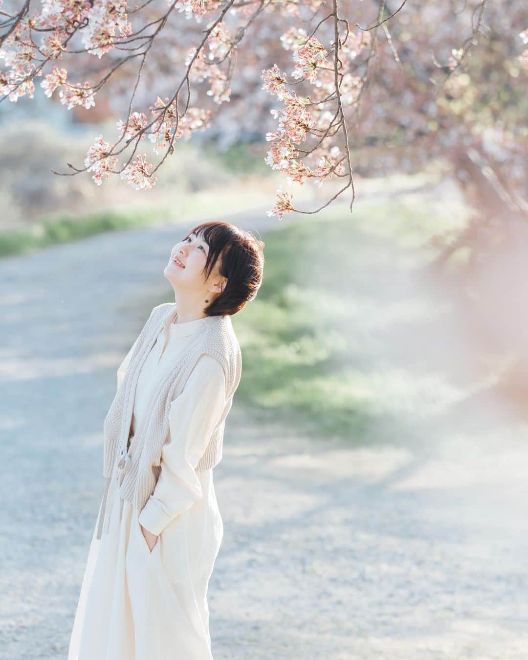 あーちゃんのインスタグラム：「旅が近づいてきたのでいよいよ準備期間ということで、 バッサリ髪を切って、ヘアドネーションしてきました☺️ 長いところだと40㎝以上あって自分が思ってたよりは伸ばすことができたかな👀 ずっと短くしたかったから本当に嬉しかったなぁ🎉 ショートめっちゃ楽！！笑  そして昨日のYouTubeコメント、 優しすぎるコメントが多くてホッとした😂😂😂 たくさん褒めてくださって本当にありがとうございます🙏  ヘアドネーションって、 言葉は聞いたことあるけどなんか大変そうだな、とか よくわからないなって人も多いと思うし、 私もその1人だったんだけど、 実際やってみたら意外と簡単で、 寄付する団体さんによってはブリーチやパーマをしてても、 軽く引っ張っただけで切れてしまうような極端なダメージがある髪じゃなければ 規定の31㎝以上伸ばせてればオッケー！って感じで 意外と思ってたほど綺麗な髪以外ダメ！とかきついこともなく、 寄付自体も変な手続きとかもなくドナーシート入れて送るだけで簡単だったので、 もっと身近に感じて貰えたら嬉しいなと思ってサブチャンネルで簡単にヘアドネーションについて話してみた！ 今伸ばそうと思ってる方やバッサリ切りたいと思ってる方がいたら 簡単に参加できて確実に誰かの喜びに繋がる素敵な活動なので、 ぜひ参考にしてほしいなって思う！👀  写真はいつもながらこんちゃん！ 同じ場所で似たような服着てるけど実は別日で 髪切った時には桜終わりかけだったのに綺麗に残してくれた☺️ 本当にありがとう〜🙏」