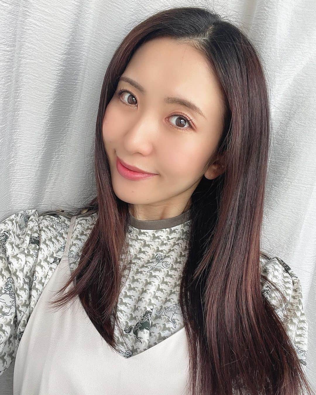 mimiのインスタグラム：「ロフトの展示会で今回個人的にヒットなコスメ♡💄  ベルベットフィックスリップバーム♡ perse @perseofficial  01 ヌードローズ  唇に綺麗に密着する感じ🥰 一度塗りは透け感 重ね塗りはしっから色味ついて マットな質感で可愛いの🥺❤️  ティント成分も入ってるから 自然な色味が続く☺️  そしてリップバームはもちろんケースやパッケージもEVE veganを取得したヴィーガン商品で嬉しい🥺💗 ・ #ロフト展示会 #ロフトのコスフェス #PR #perse #パース #evevegan #vegancosmetics #ビーガンコスメ #透け感リップ #マットリップ #よしあきみち #ベルベットフィックスリップバーム #グラデーションリップ #フードローズ #mimiめいく #コスメマニア #コスメ好きさんと繋がりたい #新作コスメ2022  #コスメレビュー #リップレビュー #japanesegirl」
