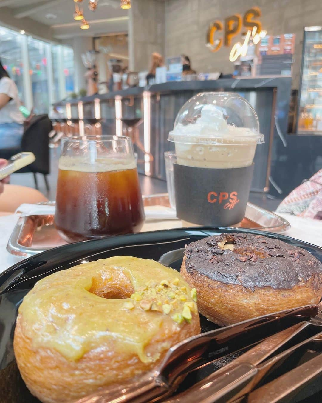 みまるのインスタグラム：「📍CPS Coffee 🏬Terminal21  アイコンサイアムにしかないと思ってたら まさかのターミナル21に発見🤗 ここのドーナッツ本当美味しい大好き🍩💓 ピスタチオとダークチョコレート味🍫 ヘーゼルナッツフラペチーノ？みたいなの めっちゃおすすめされて美味しかった🥜 お店のお姉さんドリンクとか丁寧に 説明してくれるからどれにしようか迷う🥤  #みまる #mimaru #🇹🇭 #海外移住 #タイ #バンコク #タイ移住 #バンコク生活 #bangkok #thailand #海外生活  #海外旅行  #ナチュラルライフ #干物女 #自由人 #youtuber #バンコク情報  #みまるチャンネル #在タイ日本人 #在タイ #バンコク駐妻 #バンコク観光 #バンコク旅行 #バンコクグルメ #バンコクカフェ #ターミナル21 #asok #cpscoffee #cpsthailand #terminal21」