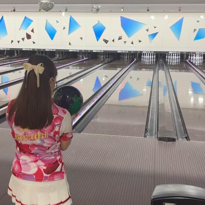 鈴木理沙のインスタグラム：「NEWボール🎳✨ プライムタイムを投げました✨  手前の走り方が鋭く、バックエンドでの転がりがしっかりとしていてピンアクションがとても良いボールです‼︎  スピードがあまり出ない女性の方などにもお勧めだなぁと感じました✨  皆様も是非❣️ 投球してみて下さい💕  #プロボウラー #鈴木理沙 #投球動画 #相模原パークレーンズ #ABS #アメリカンボウリングサービス #プライムタイム #PRIME TIME #NEWボール #ORIRO #日本ケアクオリティ #皆様も是非投球してみて下さい❣️」