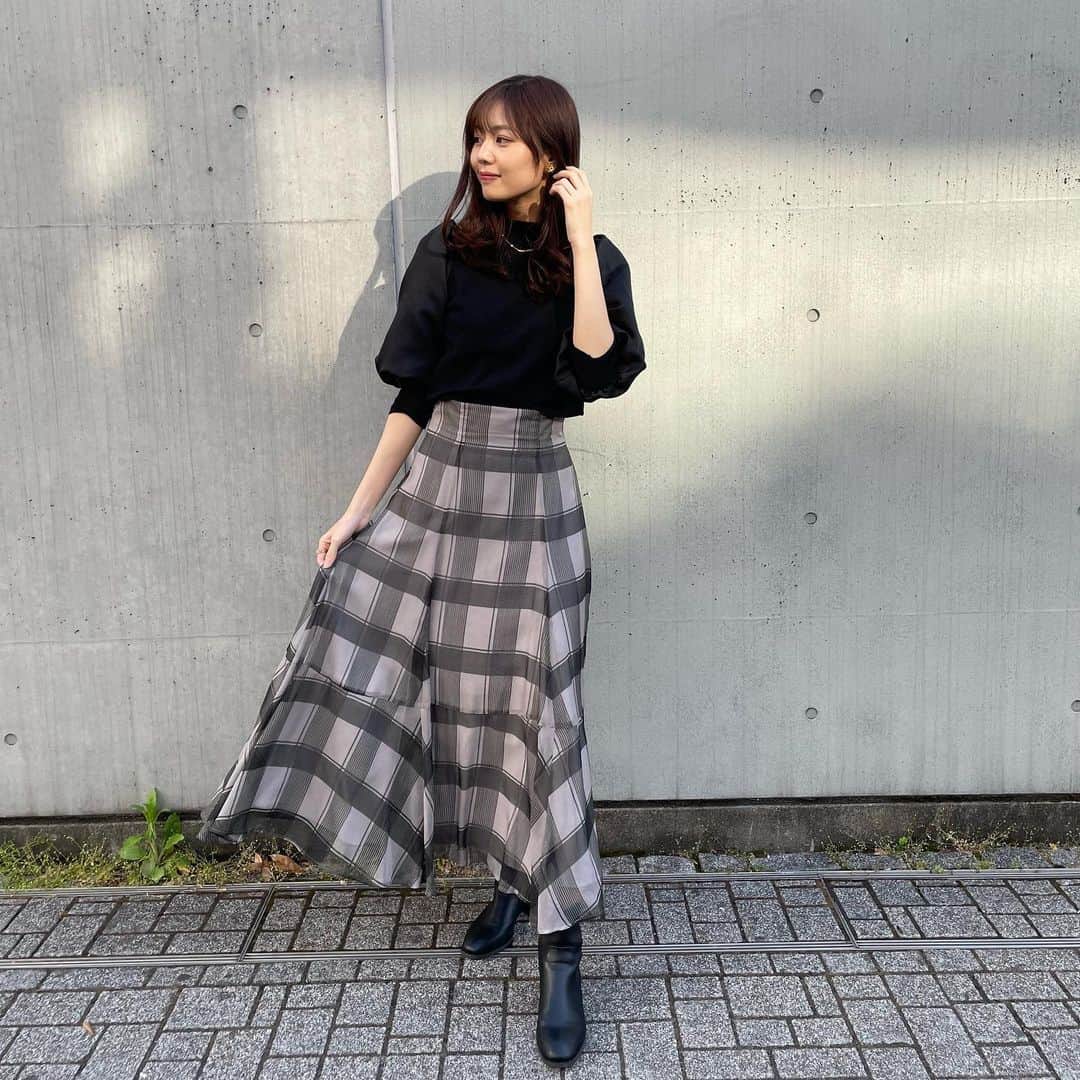 のインスタグラム：「. ひらひらさらさらなシフォンスカート❤︎ たまにはチェックが着たい気分🤭  #私服 トップス　@and.couture  スカート　@rirandture_official」