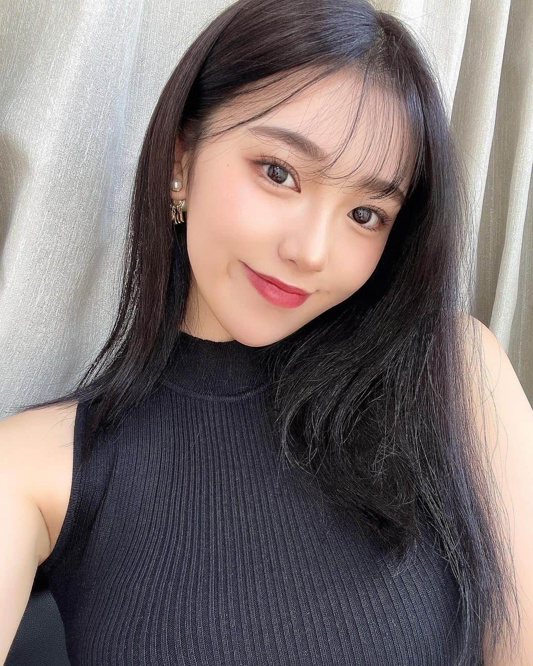 MIYUのインスタグラム：「髪暗くした🫠🫶🏻どお？🐰  ( 携帯顔に落として 唇腫れてる😶w  痛すぎ」