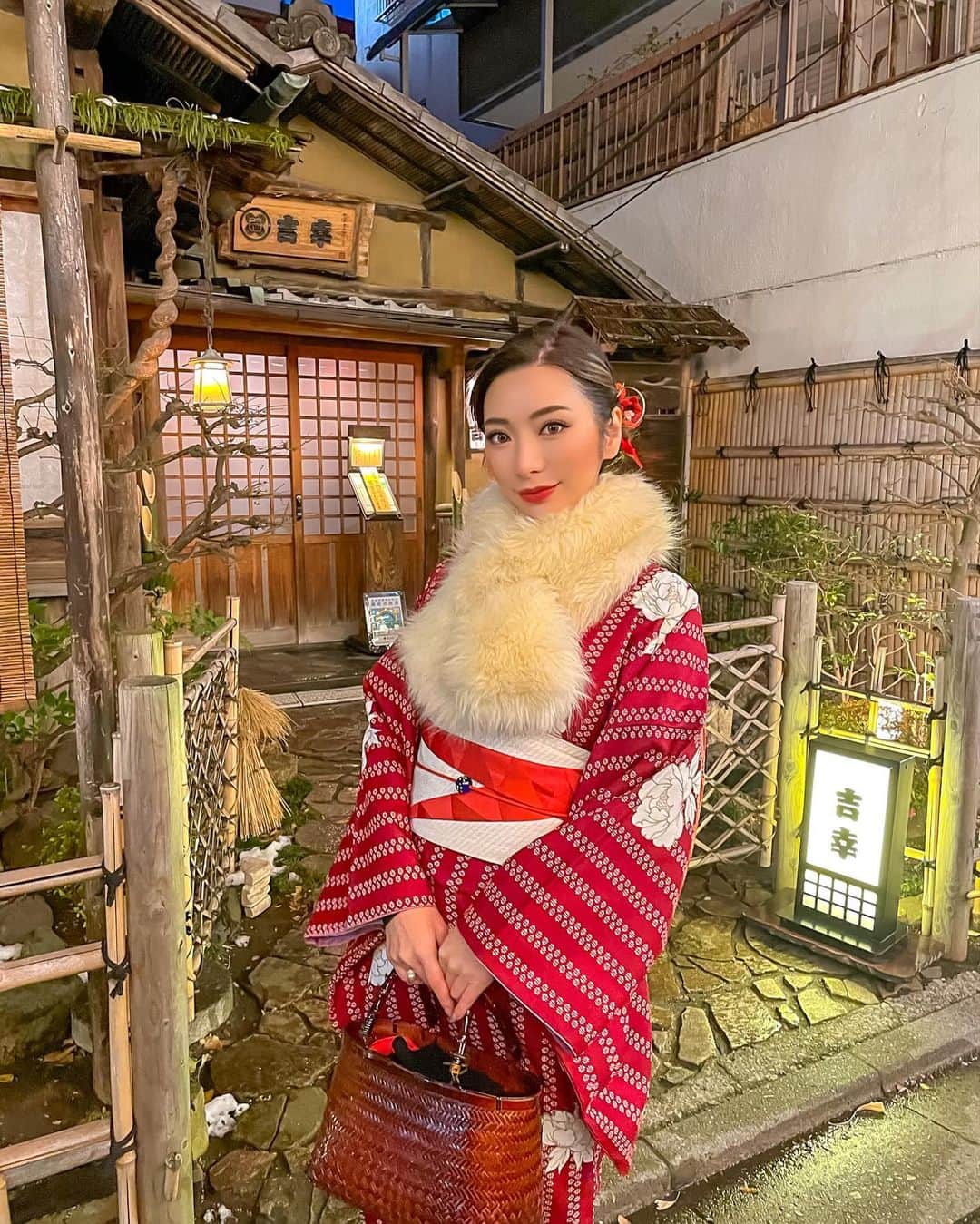 のインスタグラム：「着物が映える場所🇯🇵👘✨ 浅草にある和食屋さんの前で🤳  . . . #浅草 #浅草着物レンタル #浅草着物 #浅草食べ歩き #浅草観光 #着物 #着物女子 #着物コーデ #着物レンタル #着物コーディネート #着物美人 #着物好き #着物好きな人と繋がりたい #着物でお出かけ #東京 #東京観光 #日本 #kimono #kimonostyle #kimonofashion #kimonogirl #asakusa #asakusatokyo #tokyo #tokyotrip #japan #japanese #japanesegirl #japantrip #japantravel」