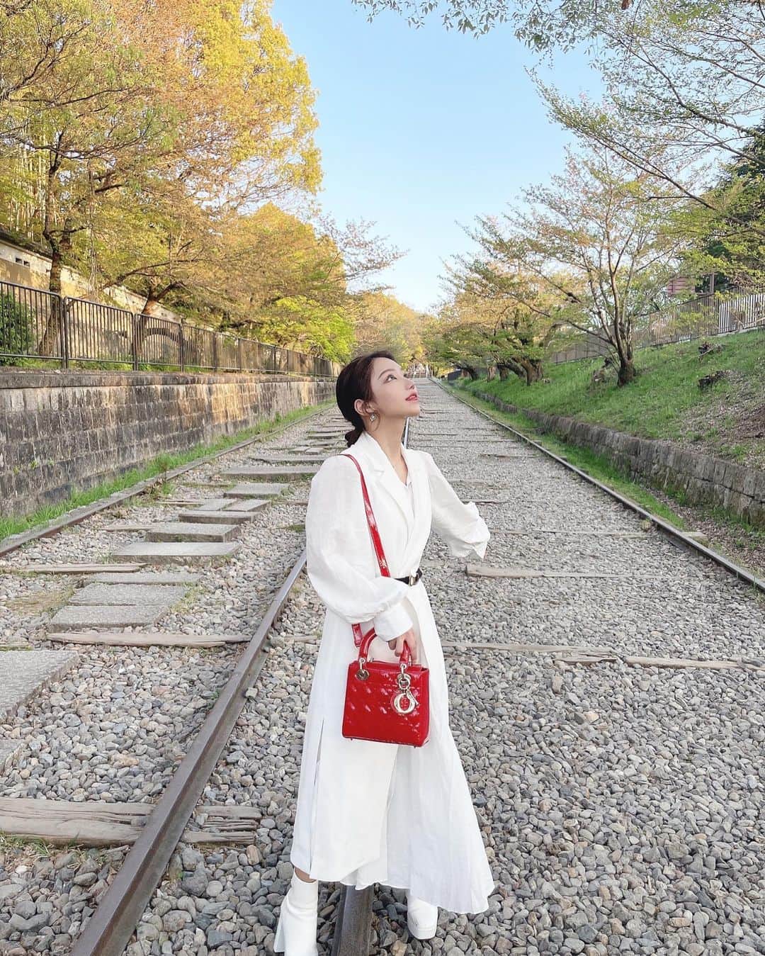 のインスタグラム：「🌳  マイナスイオン吸収中☺️🚿 ではなくて なんやここ蚊めっちゃおるやん の一コマでした🫠  #蹴上インクライン#蹴上インクラインの桜#京都観光#京都観光スポット#京都観光地#京都観光情報#インスタ映えスポット#インスタ映えスポット大阪#きょこ#きょこーで#キョコ#ジレ#ジレコーデ#ジレベスト#白コーデ#レディーディオール#レディーディオールレッド#オルチャンファッション#大人綺麗めコーデ#中華風メイク#チャイボーグ#チャイボーグコーデ#チャイボーグメイク#ホワイトコーデ#オシャレ好き#オシャレさんと繋がりたいたい#関西日帰り#関西モデル#フリーモデル#フリーモデル関西」