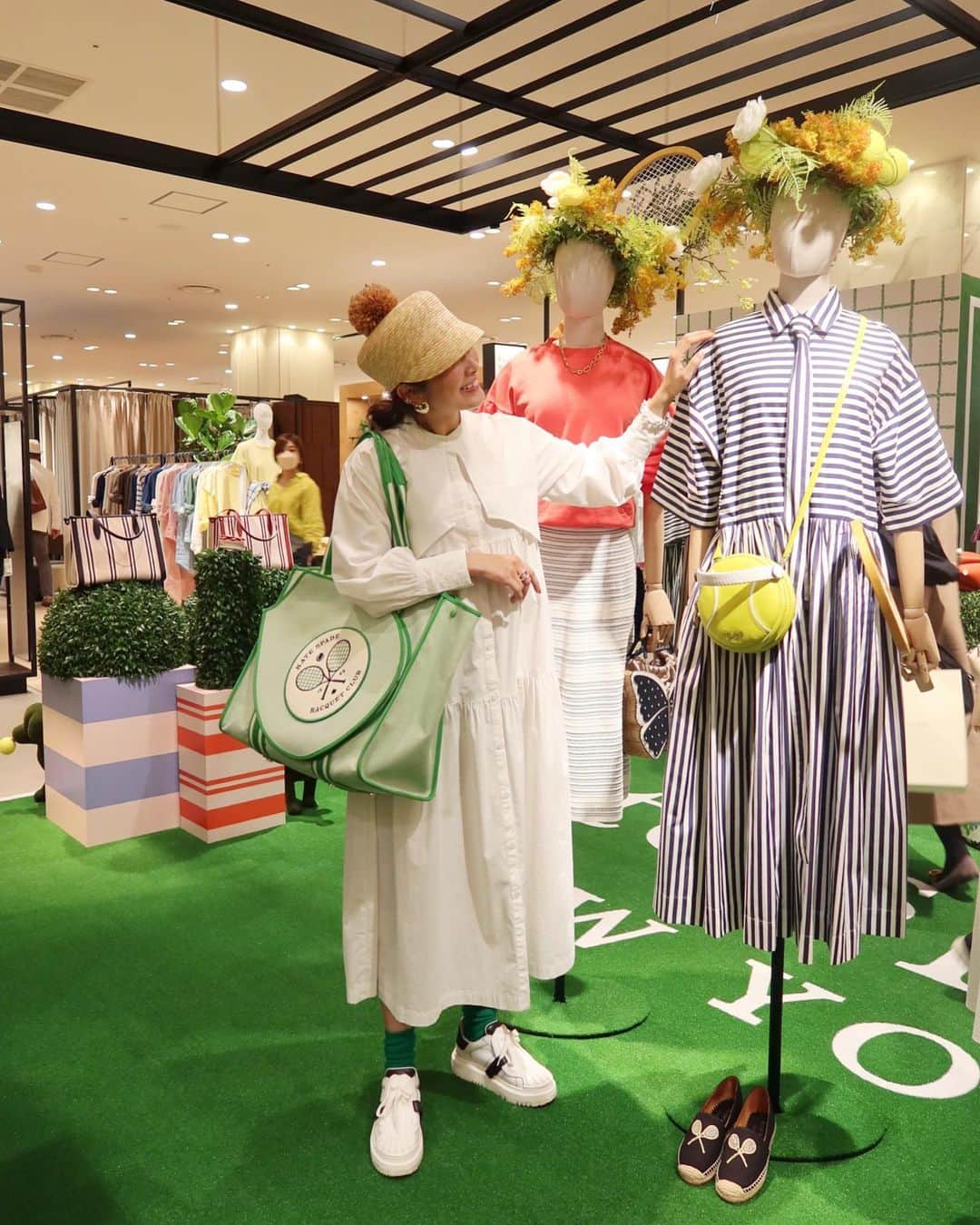 Mai Wakimizuのインスタグラム：「kate spade2022ssのテーマである"party in the park"のpopup shopにお邪魔しました♡可愛すぎるnew bagを連れて♡このbag、実際にラケットも入れられるらしく、息子がテニスを習うことになれば必需品になりそう＼(^o^)／(勝手な妄想♡)11階の子供服売り場で息子の帽子もゲットして(普段嫌がるのにこのキャップはとても気に入って離さなかった。笑)、そのまま屋上のピクニックエリアへ♡もちろんゆっくりピクニックなんて出来るわけもなく。笑 katespadeの世界観を存分に楽しんで帰りました♡popup shopは今月26日まで♡ 4F→11F→13Fのkate spadeスペシャルツアー楽しかった♡ #katespade#ケイトスペード#おしゃれピクニック #1歳9ヶ月#男の子ママ#マタニティコーデ#妊娠7ヶ月」