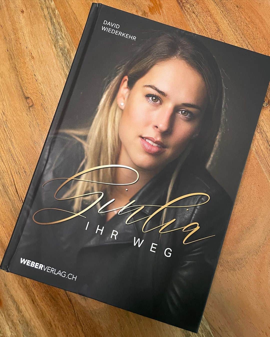 ジウリア・シュタイングルーバーさんのインスタグラム写真 - (ジウリア・シュタイングルーバーInstagram)「Look at this😍 So glücklich🤩 @dwiederkehr hat die letzten 8 Monate ein Buch über mich und meine Karriere geschrieben! Endlich ist es da!!! 😃  Schaut rein, ich hoffe es gefällt euch genau so wie mir! 🤍  Bei einem Direktkauf beim Weber Verlag und meinem Code: Giulia habt ihr 5 Franken Rabatt! (link in bio)」4月20日 20時11分 - giulia_steingruber