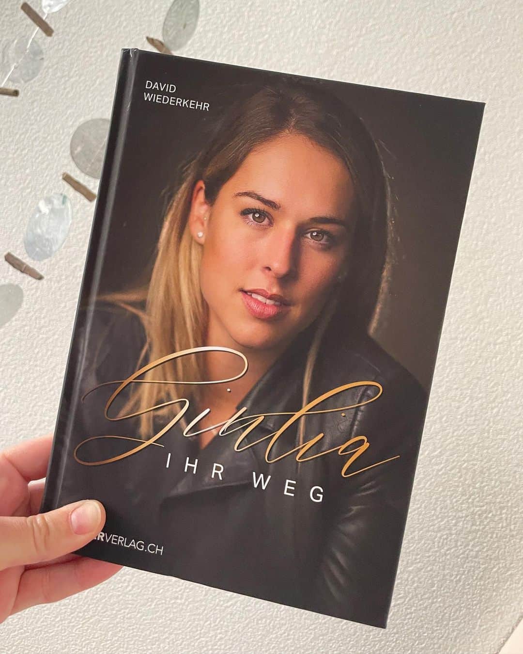 ジウリア・シュタイングルーバーさんのインスタグラム写真 - (ジウリア・シュタイングルーバーInstagram)「Look at this😍 So glücklich🤩 @dwiederkehr hat die letzten 8 Monate ein Buch über mich und meine Karriere geschrieben! Endlich ist es da!!! 😃  Schaut rein, ich hoffe es gefällt euch genau so wie mir! 🤍  Bei einem Direktkauf beim Weber Verlag und meinem Code: Giulia habt ihr 5 Franken Rabatt! (link in bio)」4月20日 20時11分 - giulia_steingruber