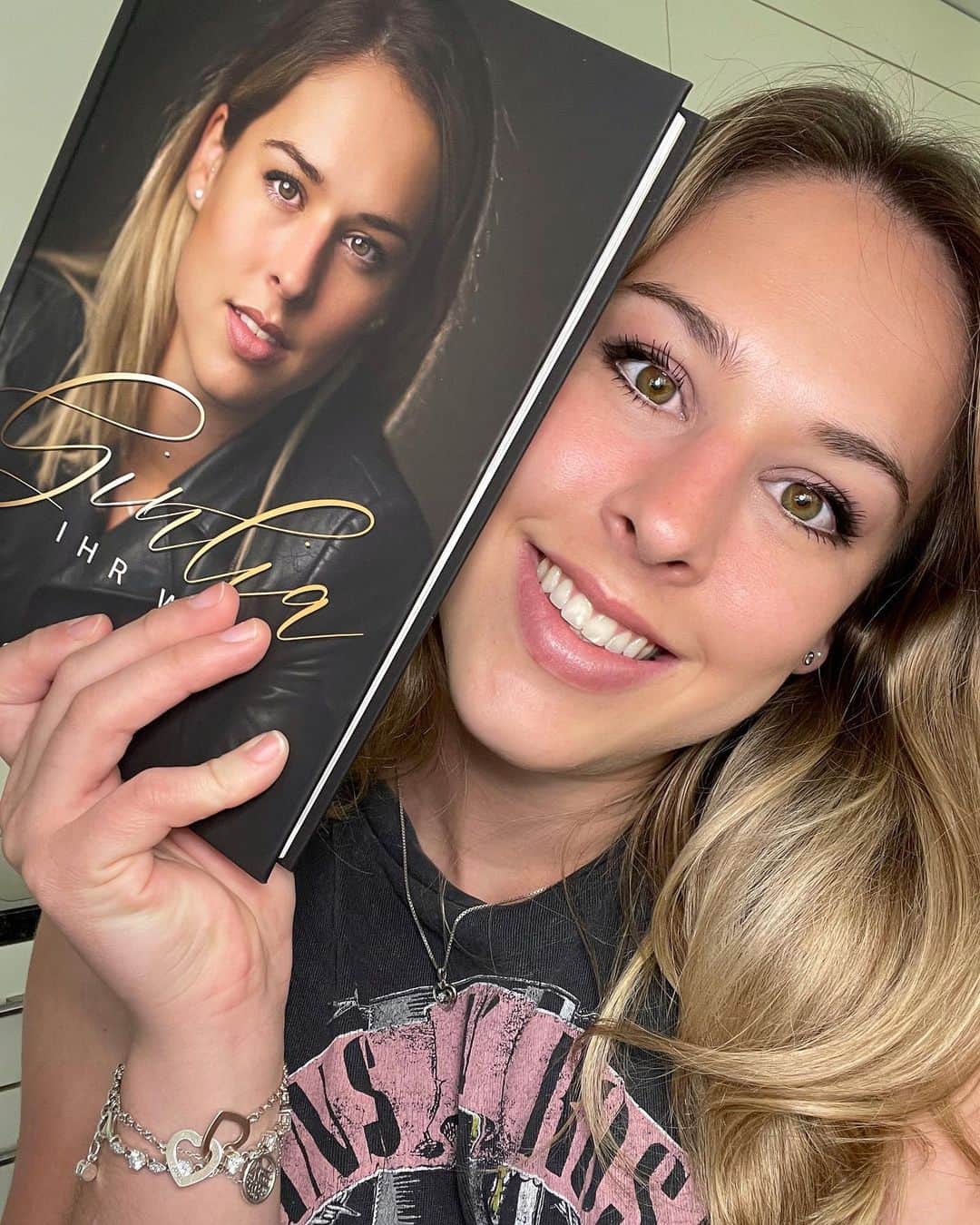 ジウリア・シュタイングルーバーさんのインスタグラム写真 - (ジウリア・シュタイングルーバーInstagram)「Look at this😍 So glücklich🤩 @dwiederkehr hat die letzten 8 Monate ein Buch über mich und meine Karriere geschrieben! Endlich ist es da!!! 😃  Schaut rein, ich hoffe es gefällt euch genau so wie mir! 🤍  Bei einem Direktkauf beim Weber Verlag und meinem Code: Giulia habt ihr 5 Franken Rabatt! (link in bio)」4月20日 20時11分 - giulia_steingruber