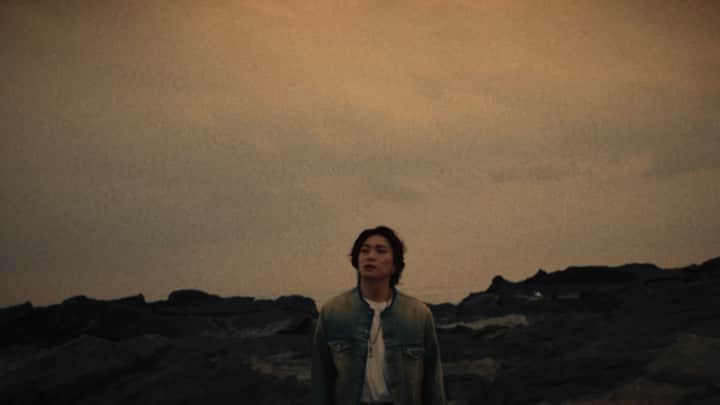 TOMO のインスタグラム：「@youya_jetmusic 君の【52】のMVのプロデューサーを担当しました！優也君の纏うオーラは流石です！ #松下優也 #YOUYA #works #producer #klutz  ＜Music Video Staff＞  【Executive Producer】DAIKI KIKUCHI  【Director】Kohei Makita (UWDUCT) 【Producer】WHYTE (klutz)  【Director of Photography】Akira Shimazu 【Production Manager】Yuhei Yamaguchi (klutz) / Yuu Shirasawa 【Stylist】HIDEAKI TATEMATSU (TEN10) 【Hair&Make up】ASUKA 【Drone Operator】Ryusei Takahashi (UWDUCT) 【J.E.T. Staff】Yuka Kasai / Tetsuya Munakata  【Editor/Color】Kohei Makita (UWDUCT) 【Compositor】Ryusei Takahashi (UWDUCT)  - Music Credit -  【MUSIC】Avin / Slay / Chase / Minji 【Lyrics】YOUYA 【A&R】Albert Kim 【Publishing】ULTRA-VYBE, INC.  【Label】J.E.T. MUSIC」